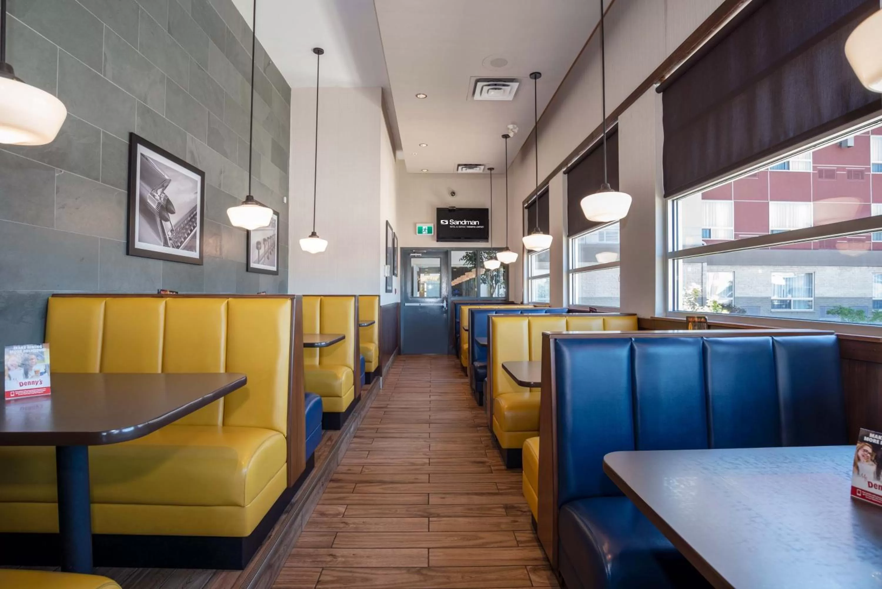 Restaurant/places to eat in Sandman Hotel & Suites Winnipeg Airport