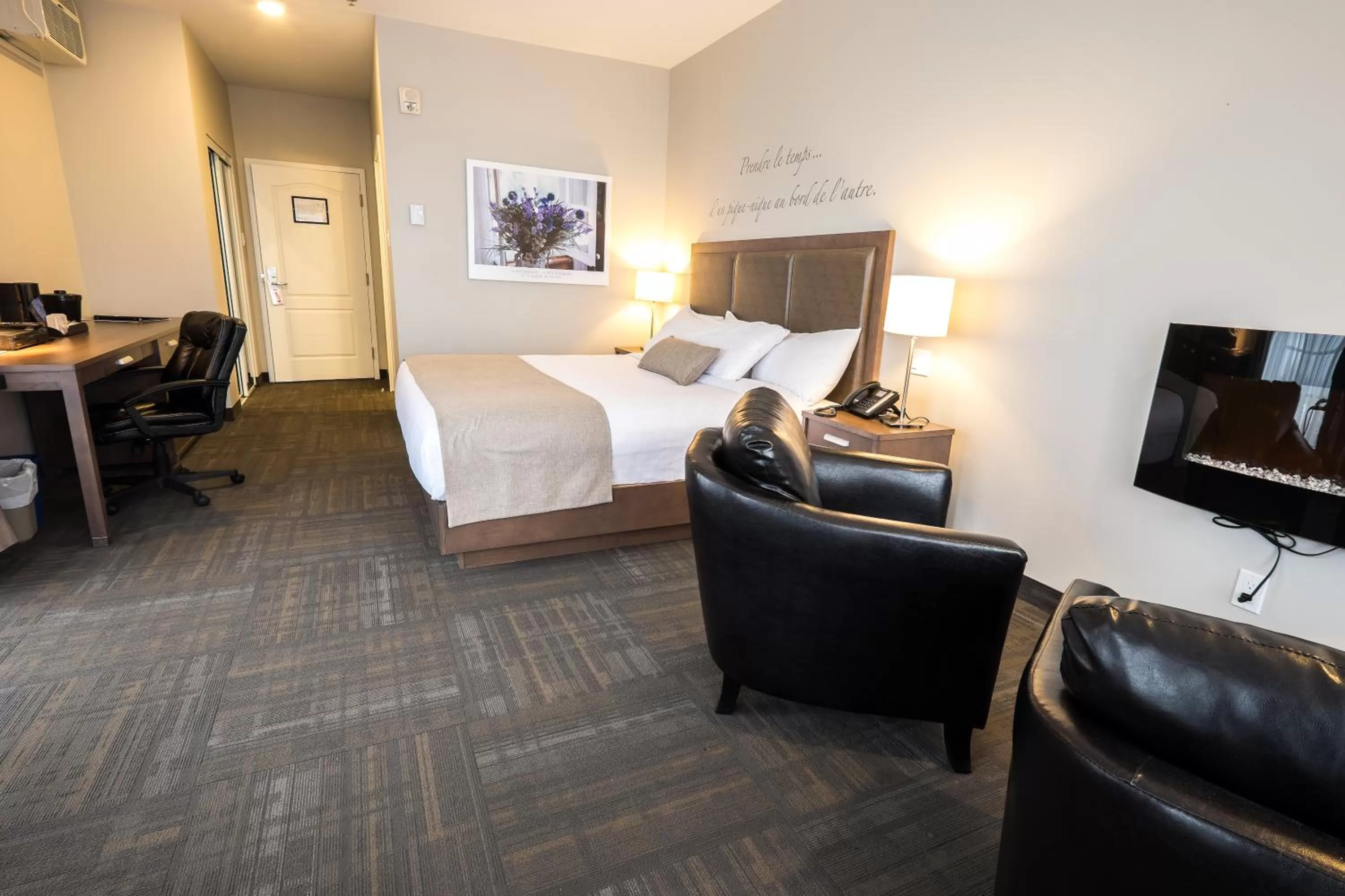 Photo of the whole room, Bed in Hôtel et Pavillons Le Petit Manoir du Casino