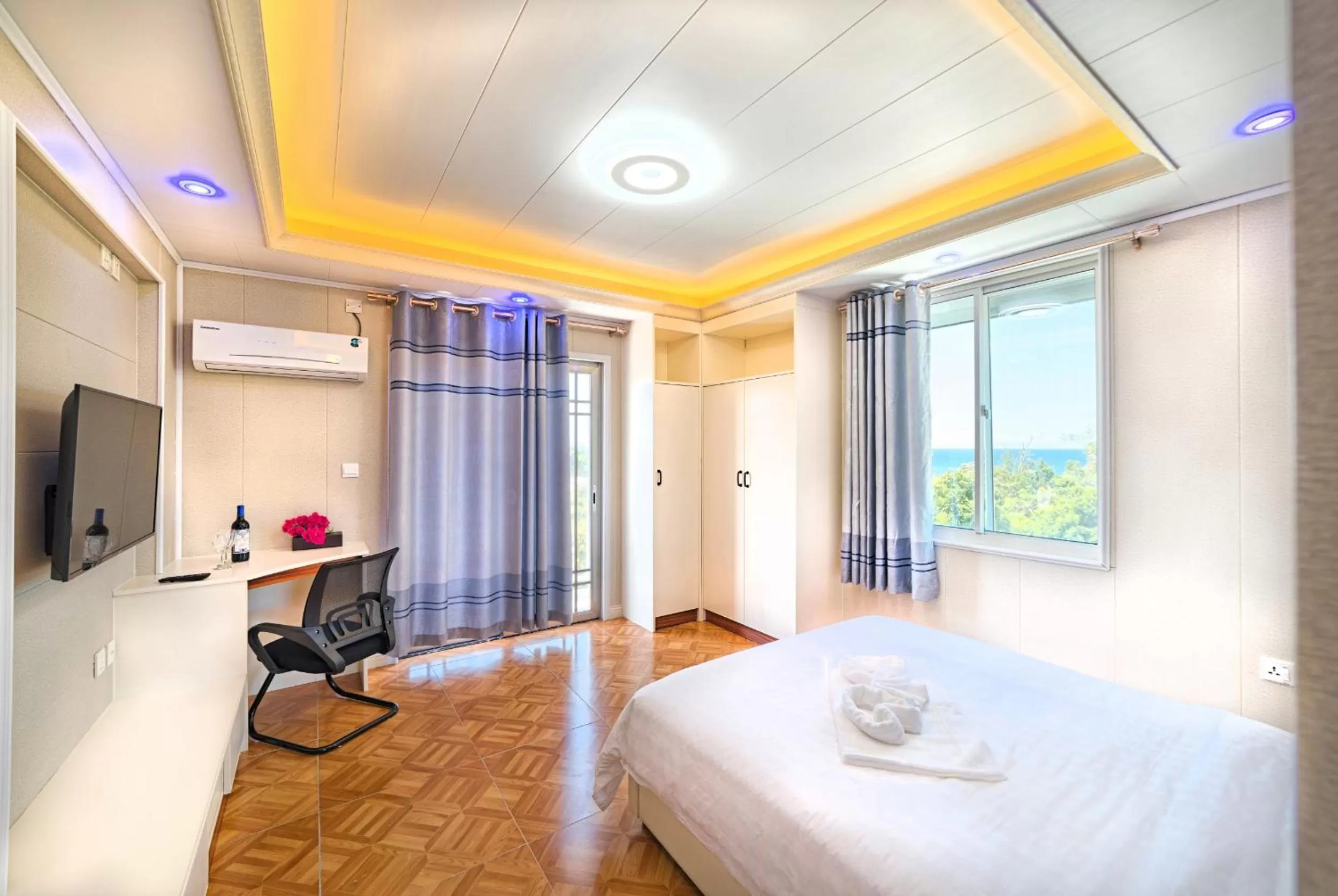 Photo of the whole room in Riverside Hotel