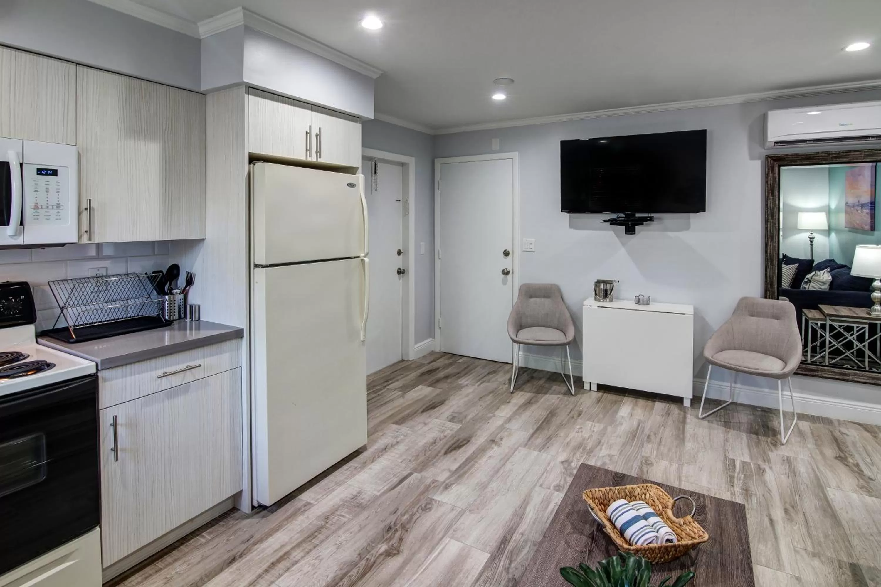 Kitchen or kitchenette in May-Dee Suites in Florida