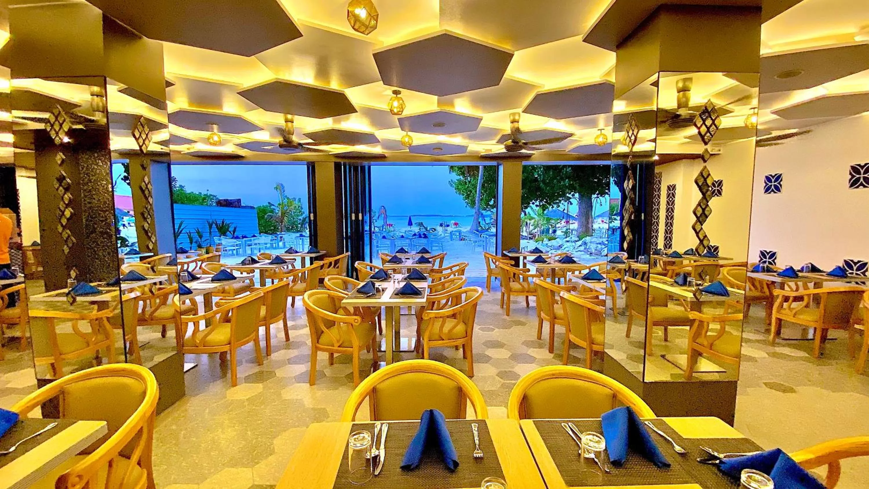 Restaurant/places to eat in Kaani Palm Beach