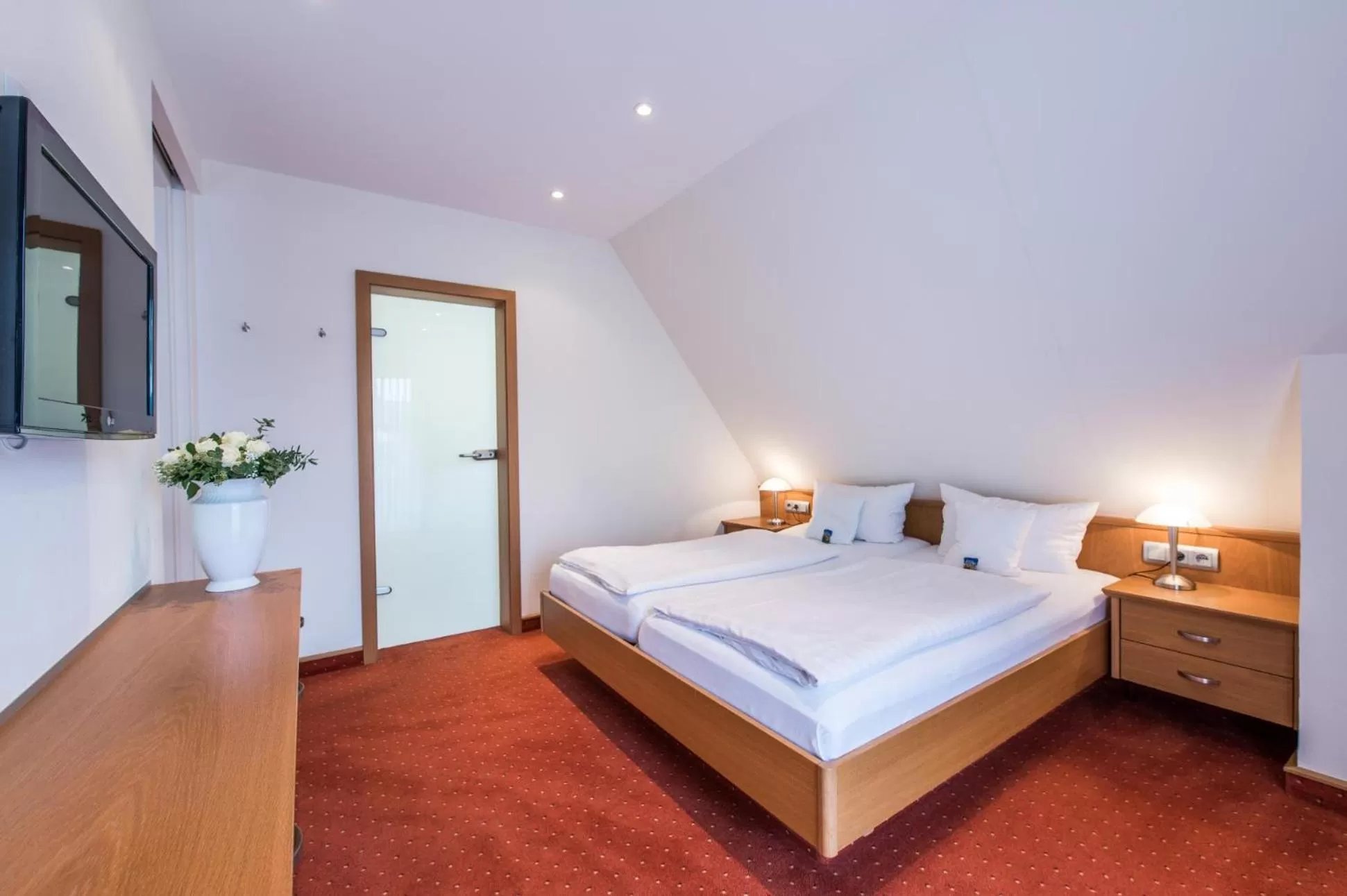 Photo of the whole room, Bed in Hotel Hanses-Bräutigam