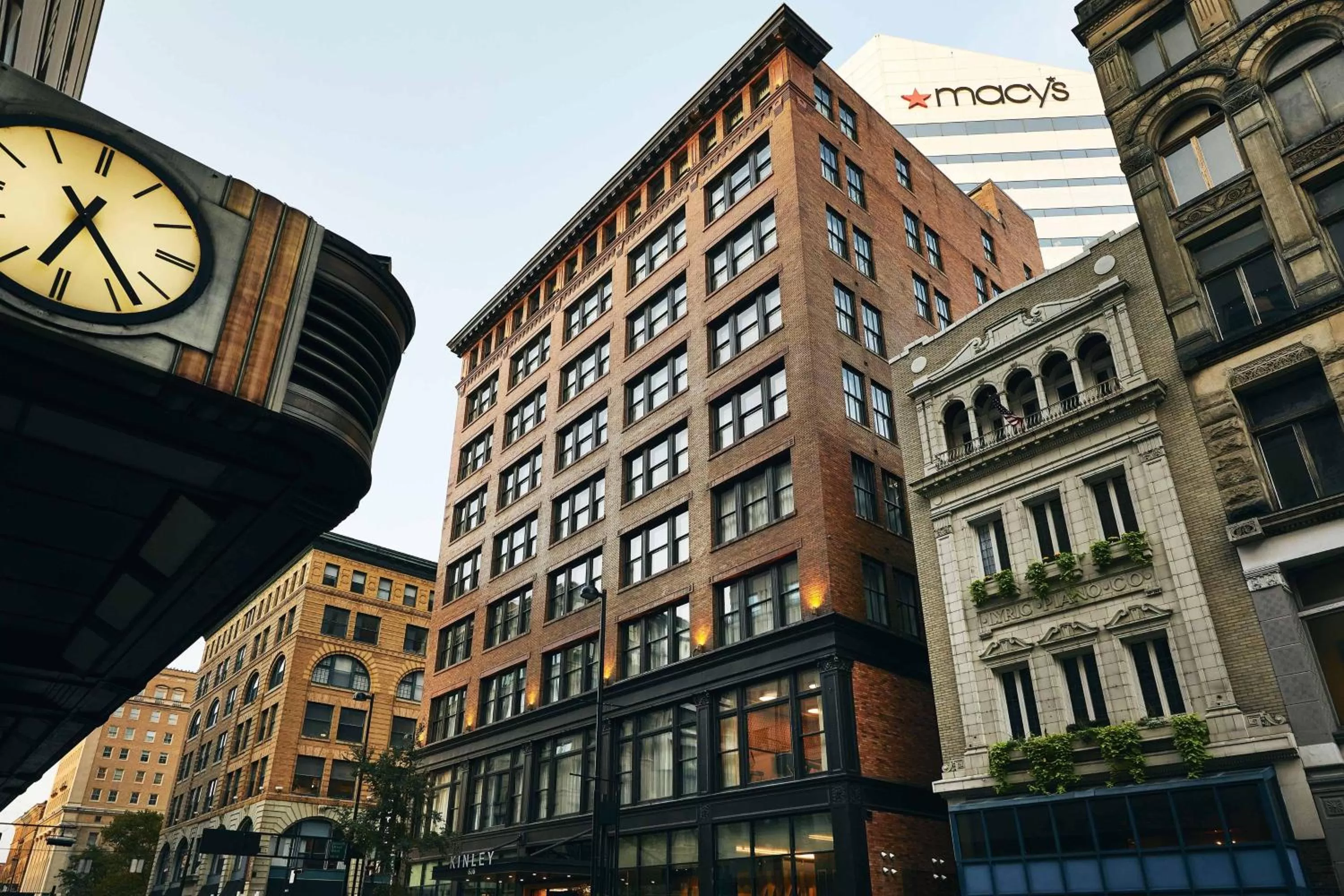 Property building in Kinley Cincinnati Downtown, a Tribute Portfolio Hotel