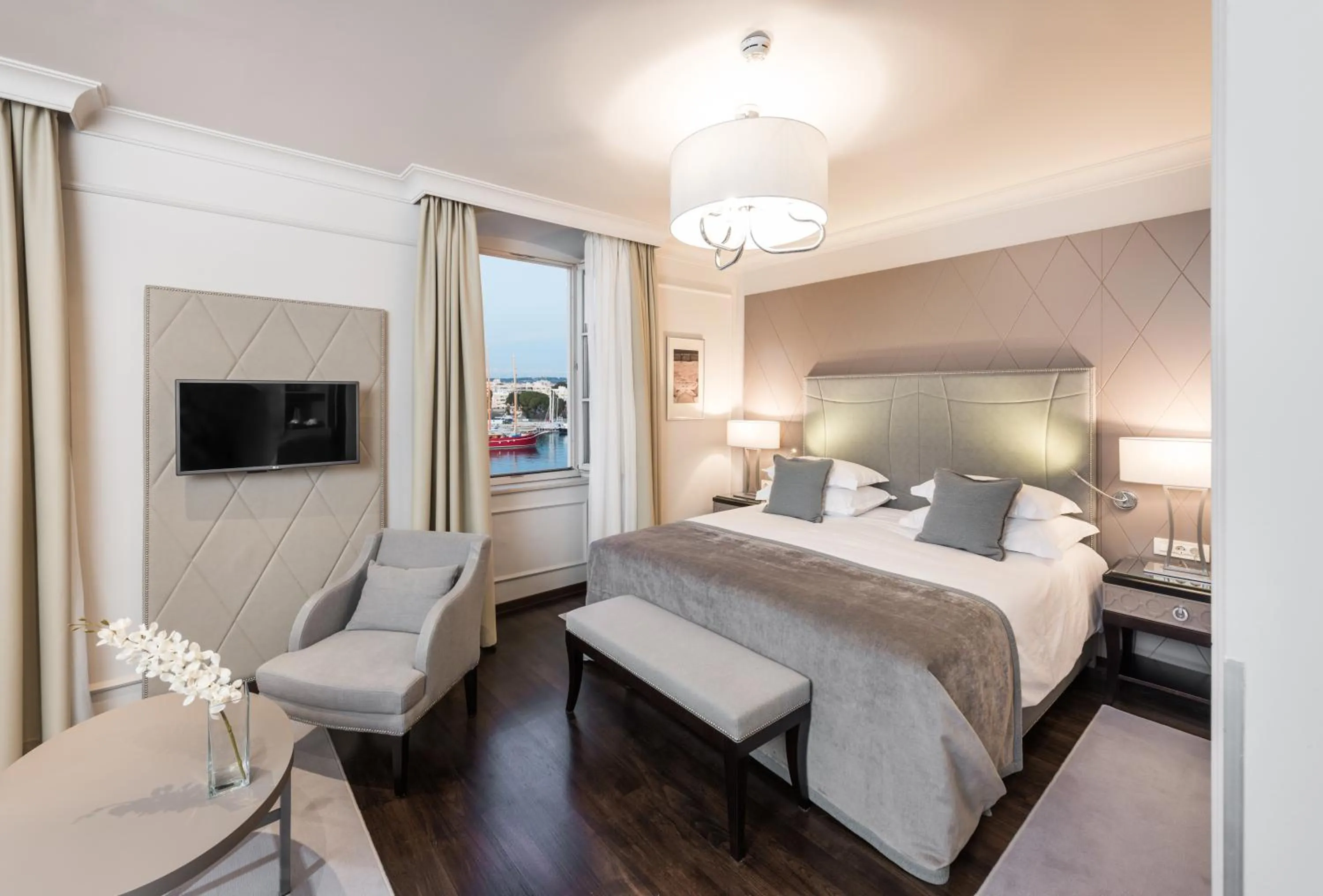 Bedroom, Bed in Bastion Heritage Hotel