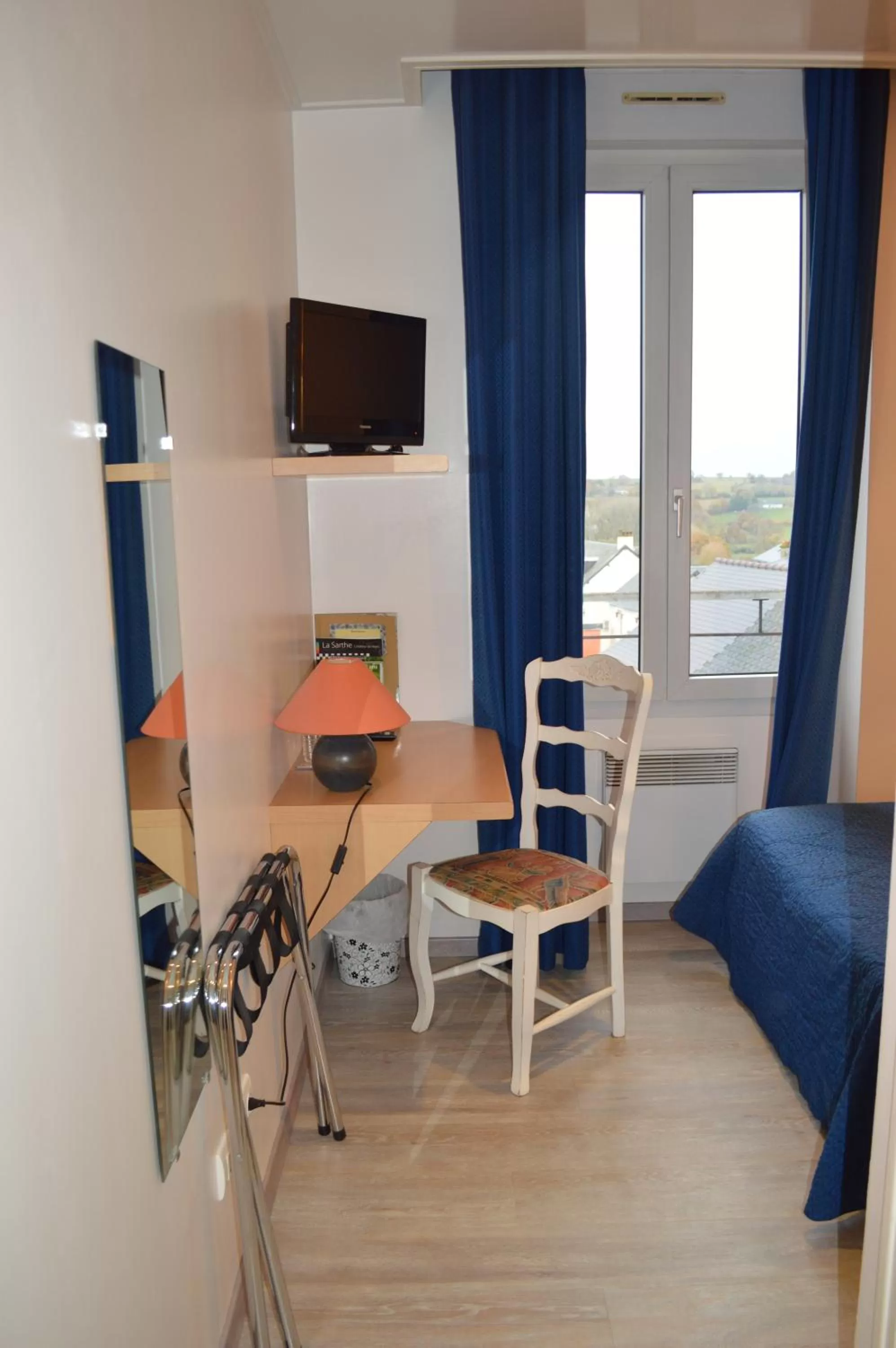 TV and multimedia in Logis Hôtel & Restaurant - Le Bretagne