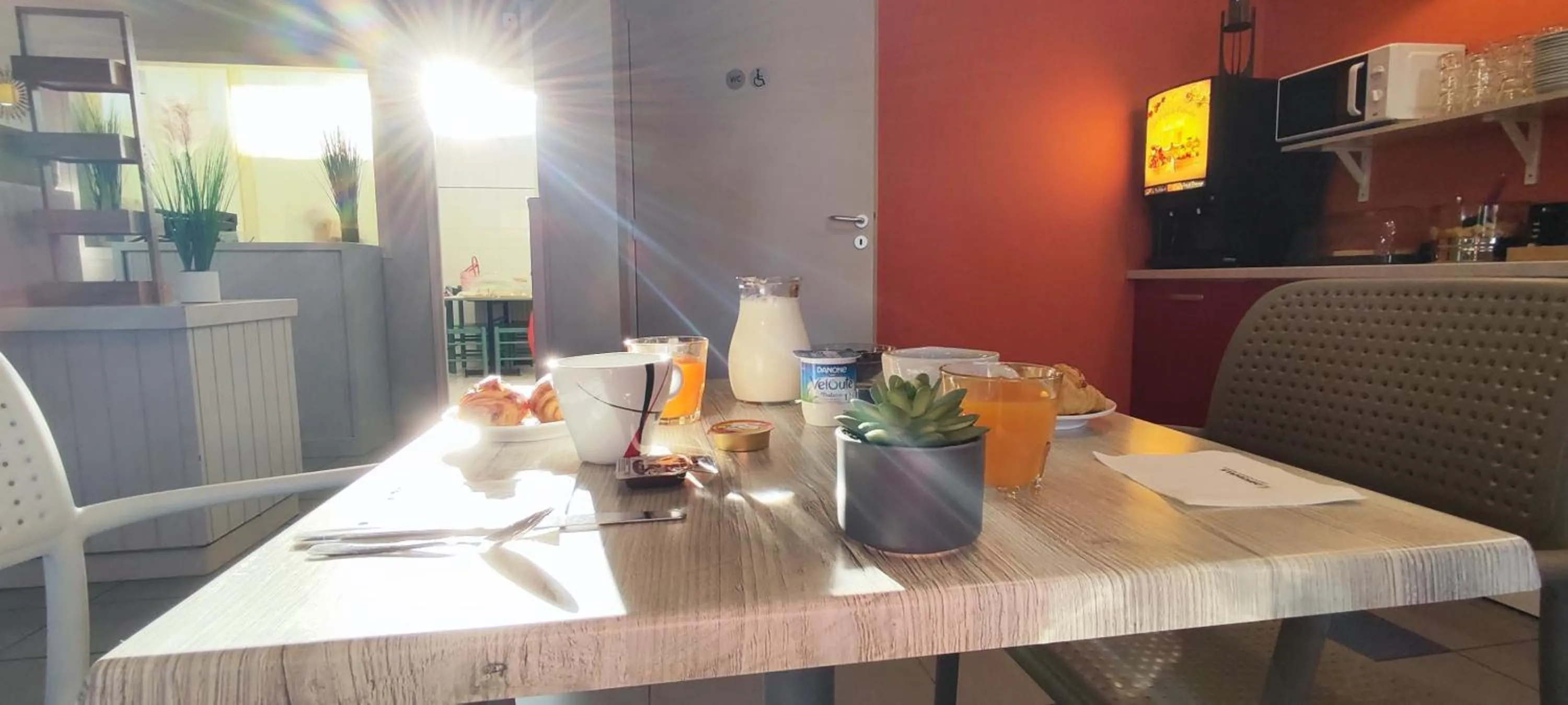 Food and drinks in The Originals Access, Hôtel les Iris, Berck-sur-Mer