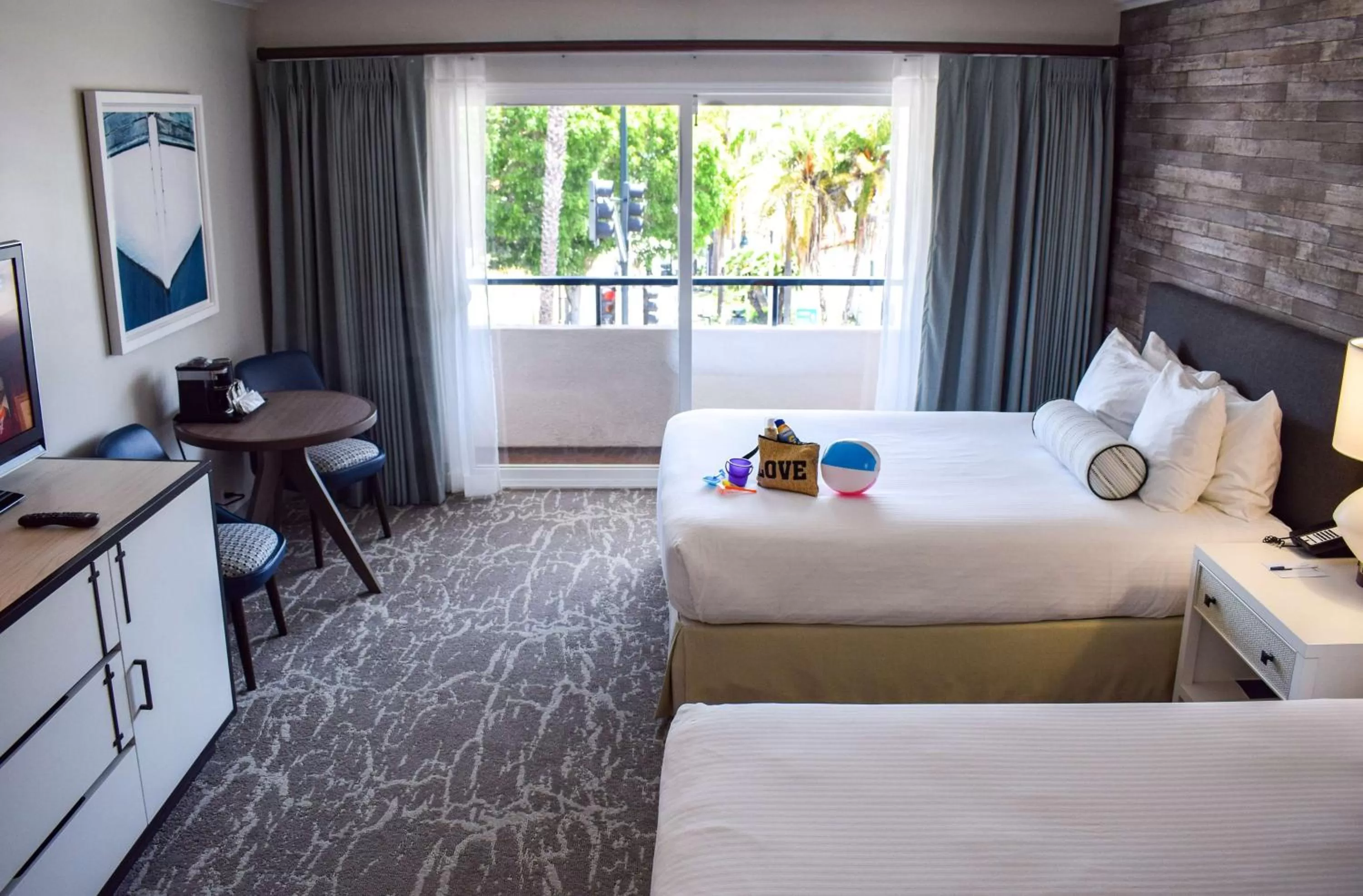 Photo of the whole room, Bed in Beachside Inn