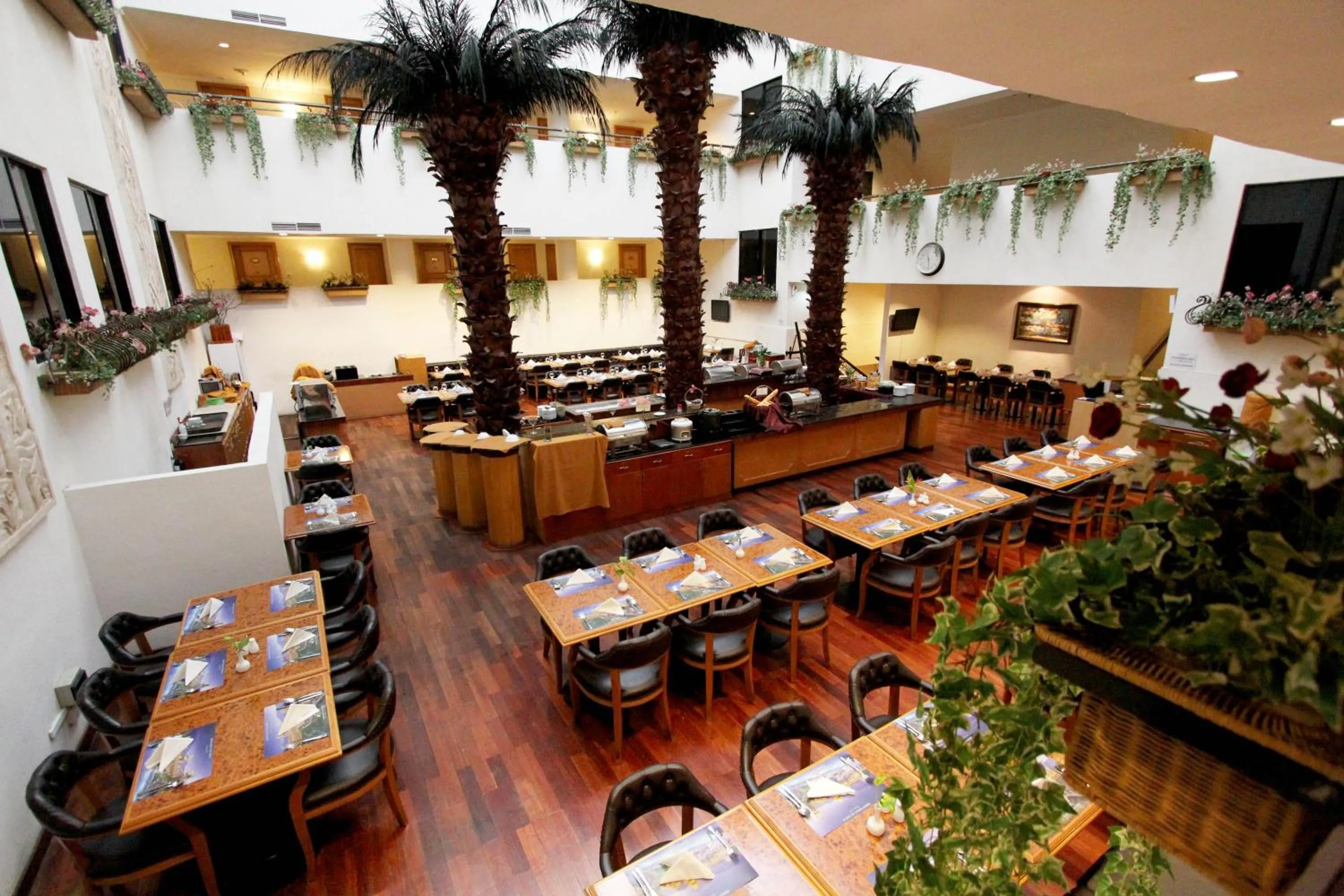 Restaurant/places to eat in Harmoni Suites Hotel