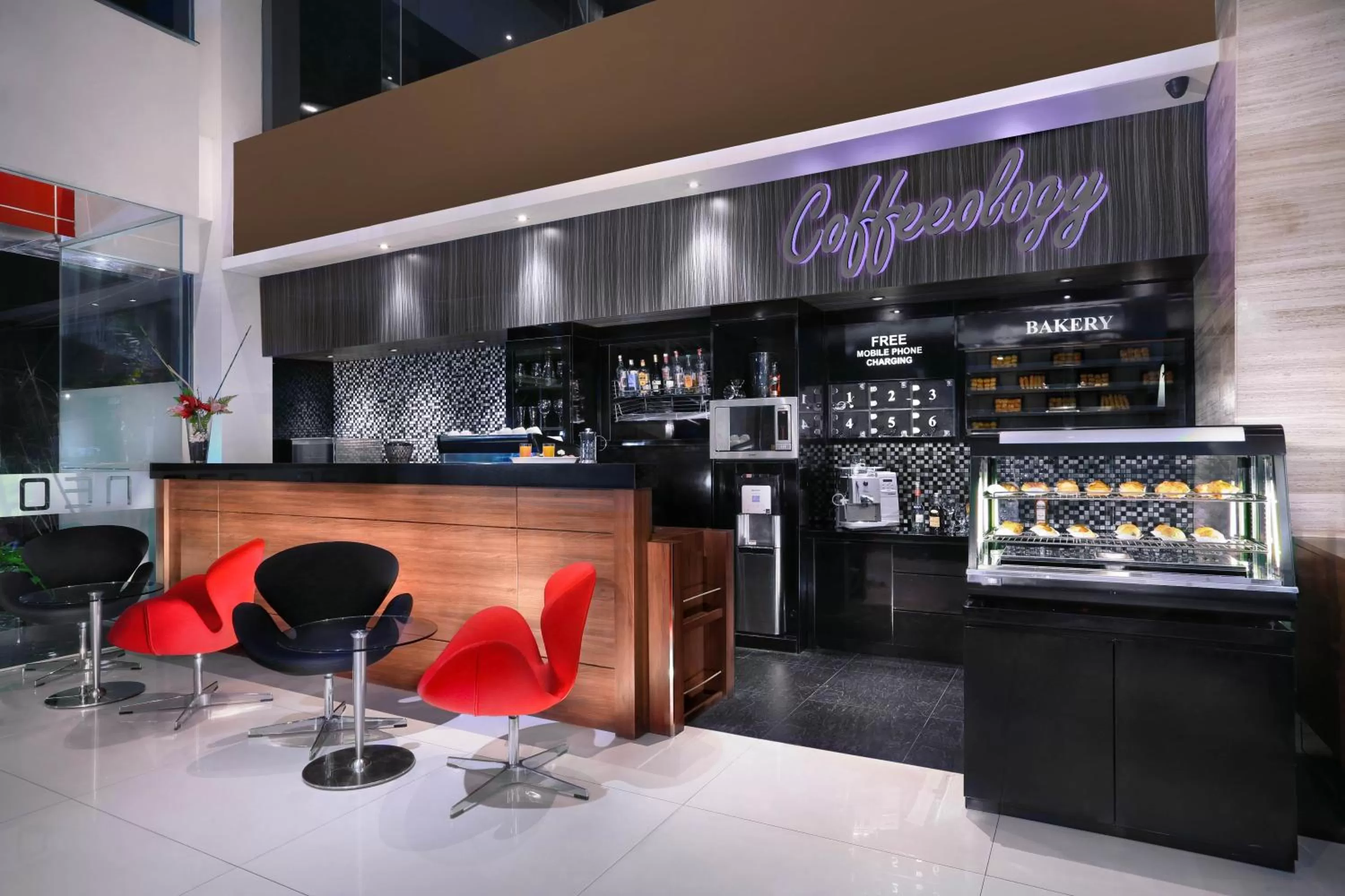 Restaurant/places to eat in Hotel Neo Gubeng by ASTON