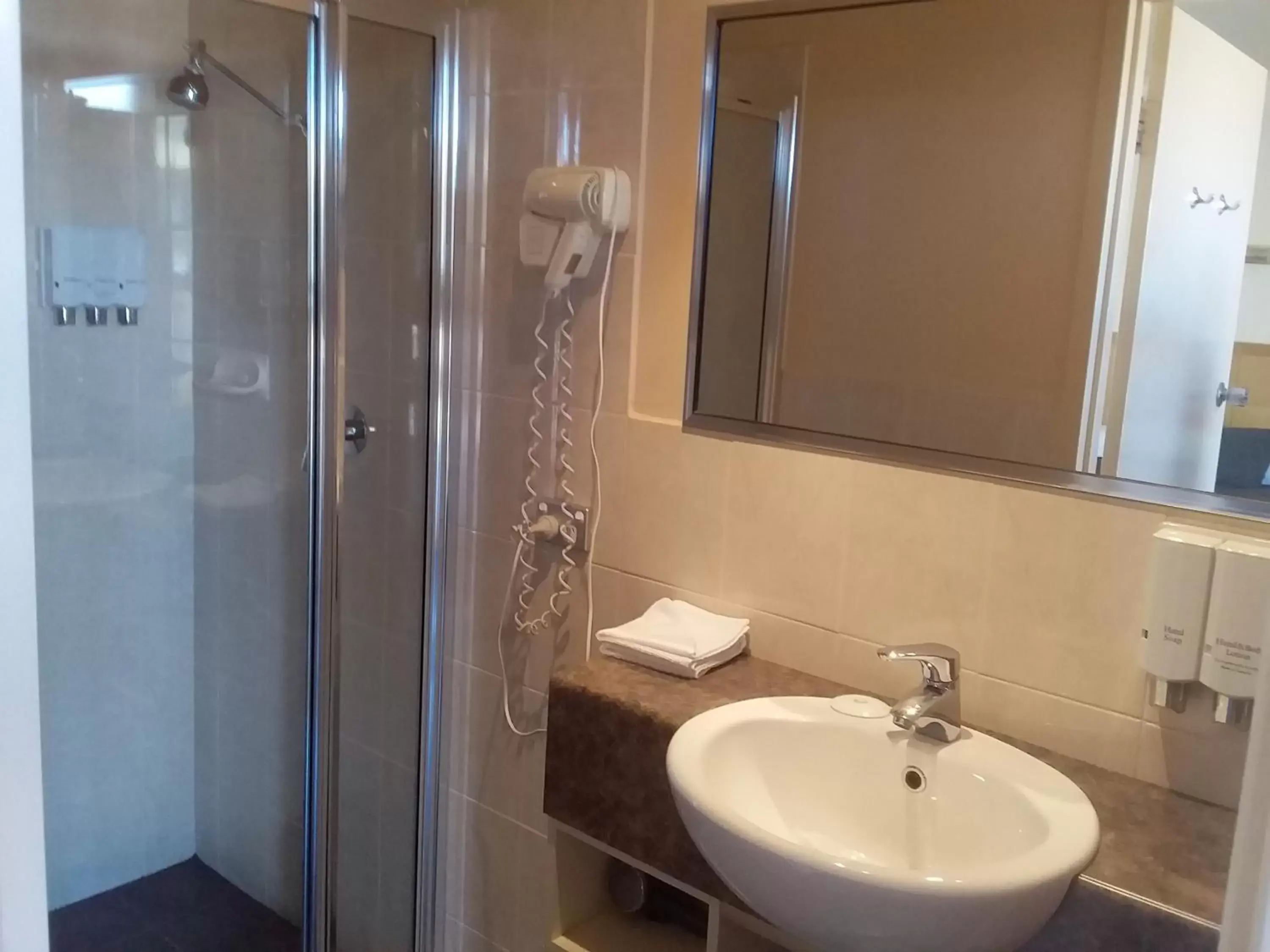 Standard Queen Room Upstairs in Desert Sand Motor Inn Standard Queen Room Upstairs in Desert Sand Motor Inn