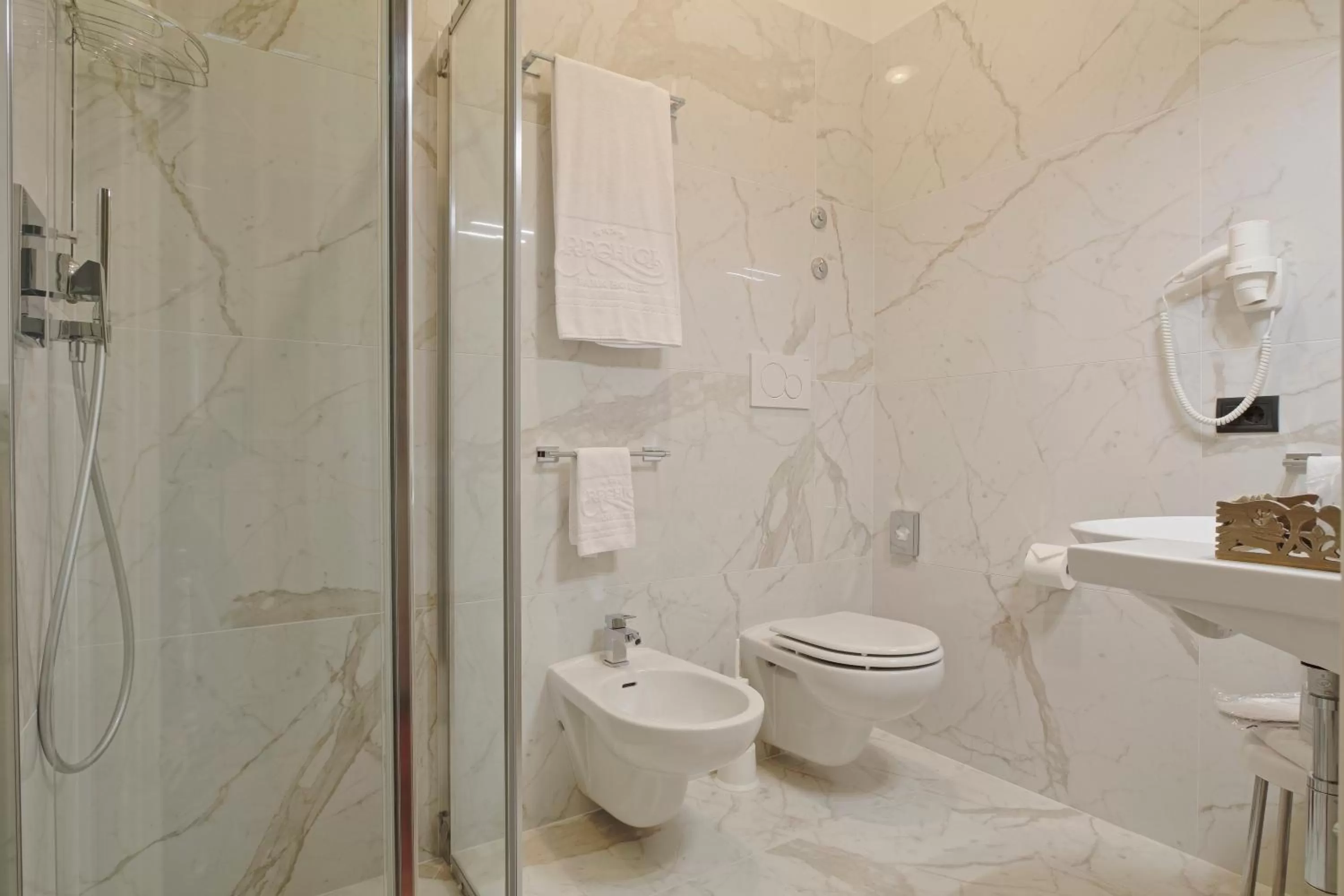 Shower in Rechigi Park Hotel