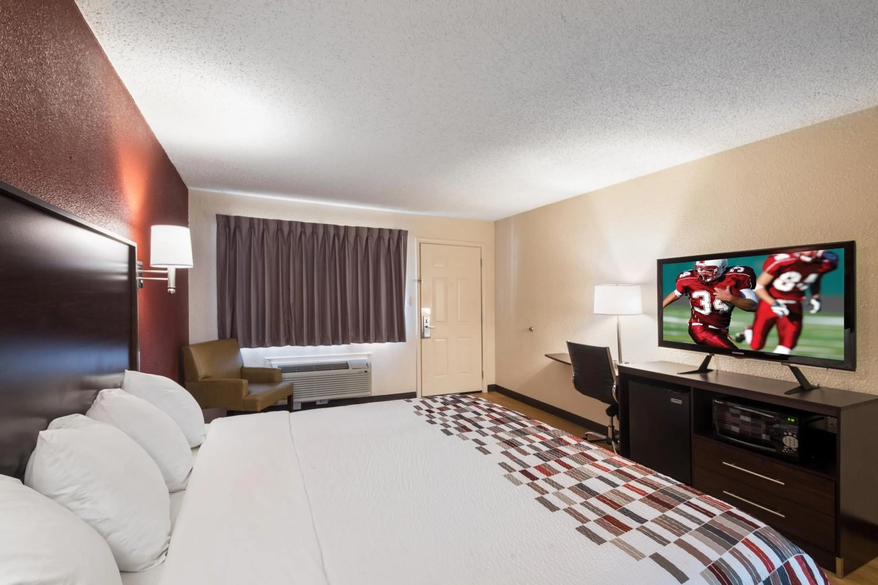 Photo of the whole room, Bed in Red Roof Inn Temple