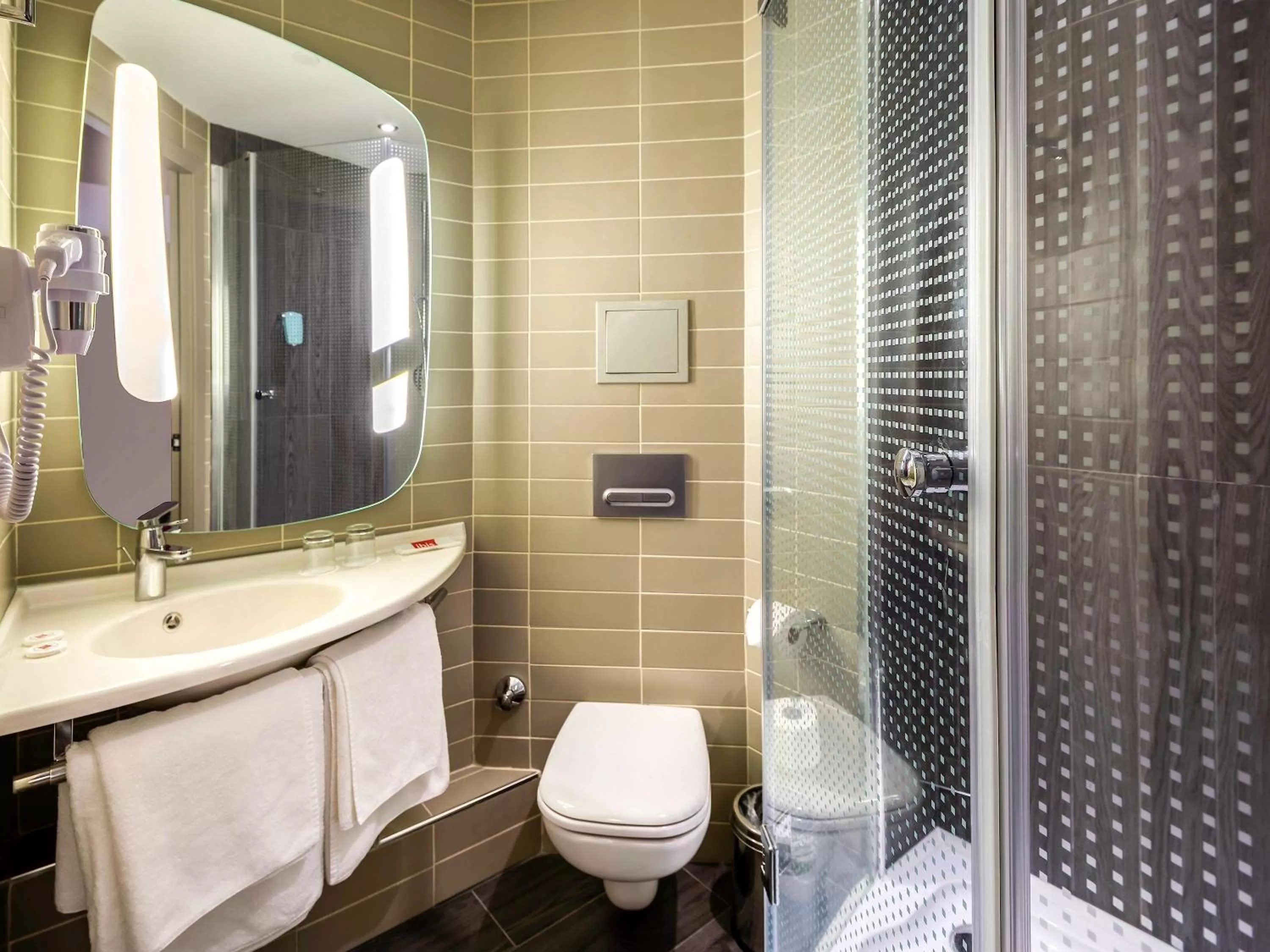 Photo of the whole room in Ibis Istanbul West