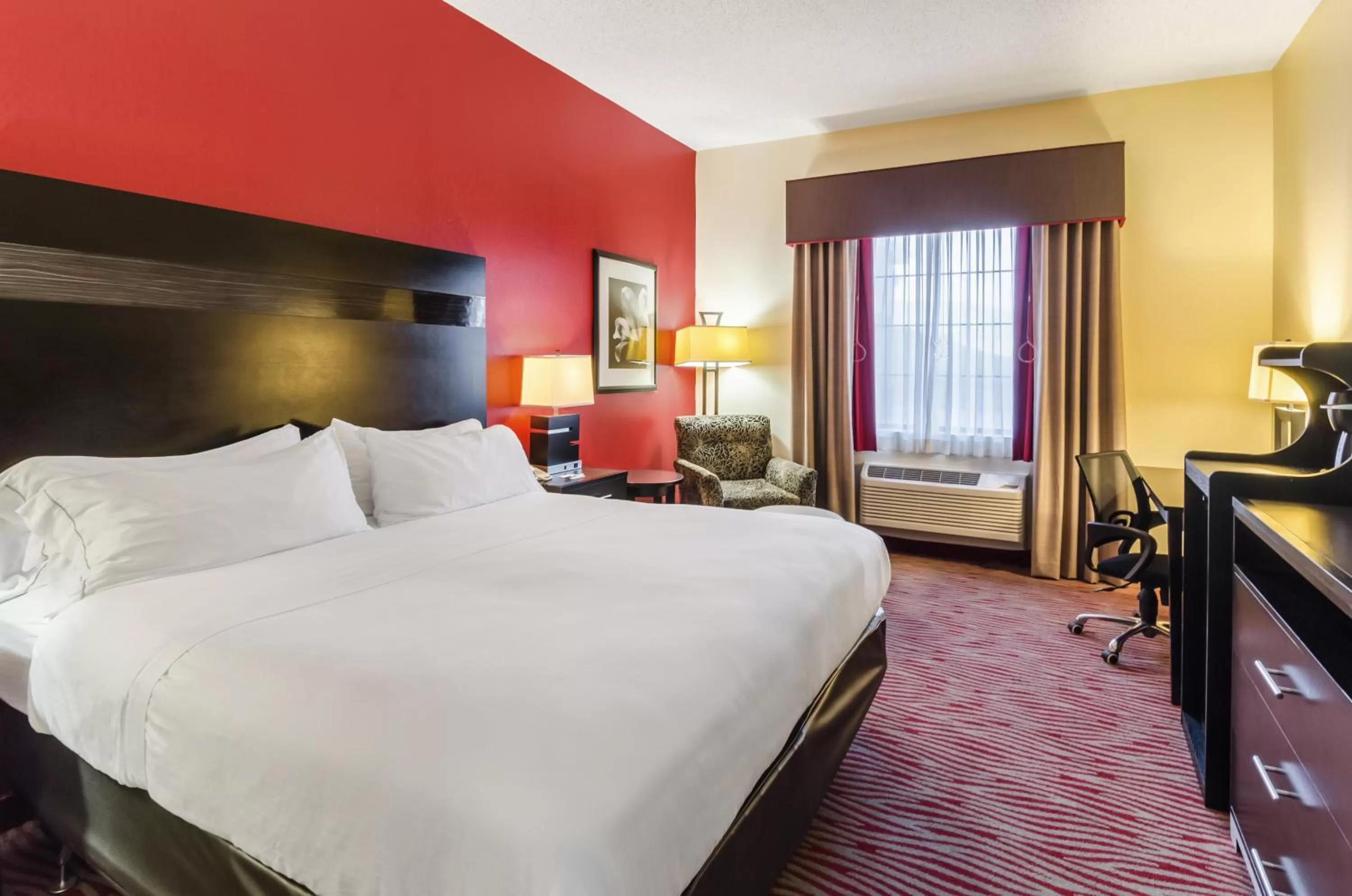 Photo of the whole room, Bed in Holiday Inn Express Hotel & Suites Vinita by IHG