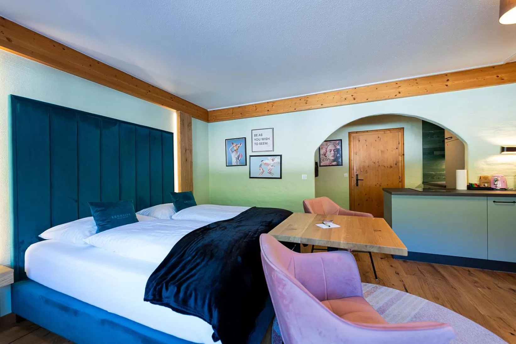 Photo of the whole room, Bed in Wellness Aparthotel "Lechlife" incl Pool - 400m zum SKILIFT