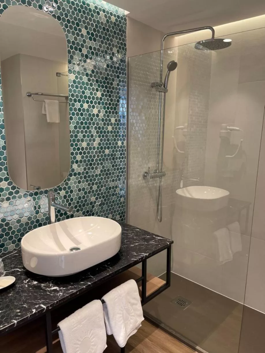 Bathroom in Hotel Torá