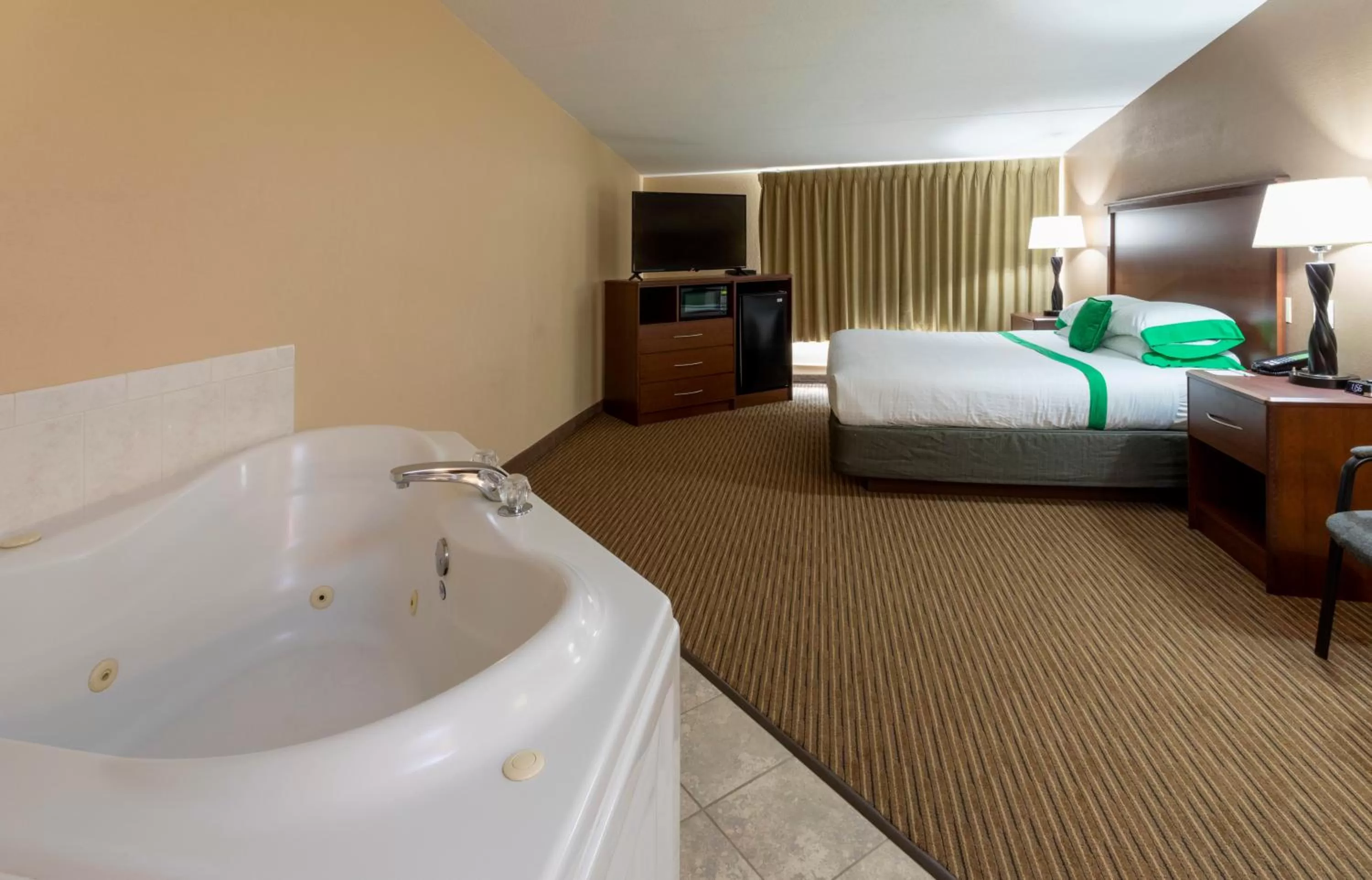 Jacuzzi Suite in GuestHouse Inn & Suites Rochester