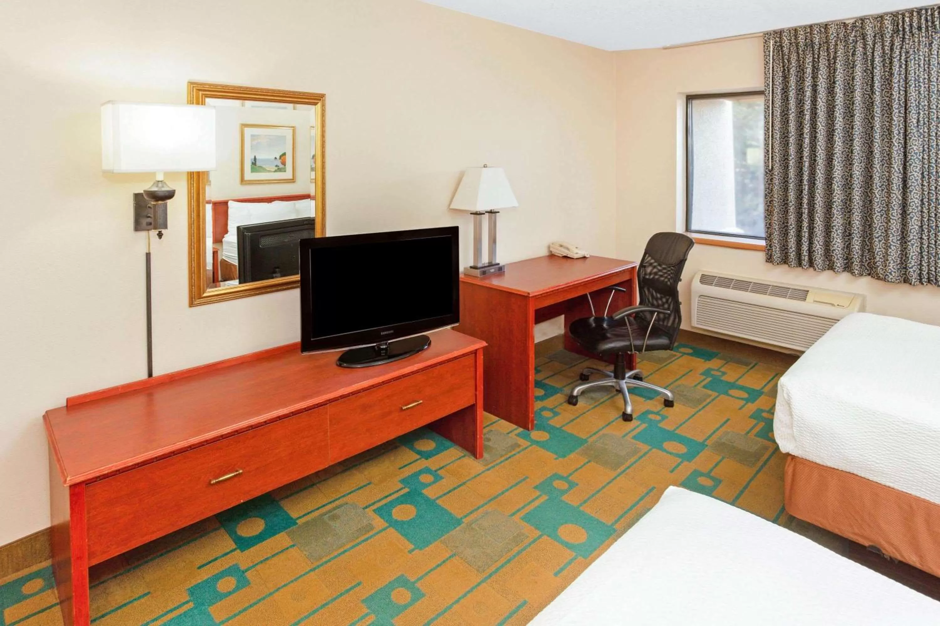 Photo of the whole room, Bed in La Quinta Inn by Wyndham Milwaukee Airport / Oak Creek