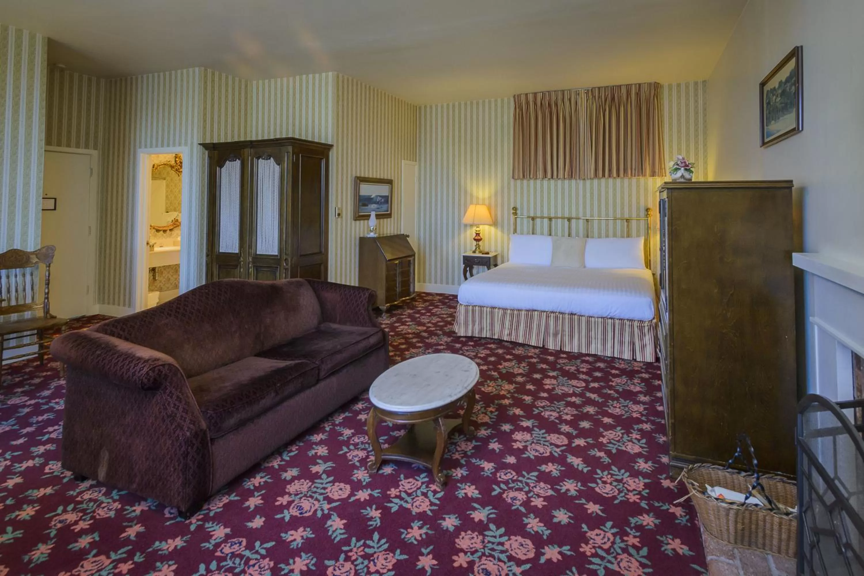 Bed in Hill House Inn