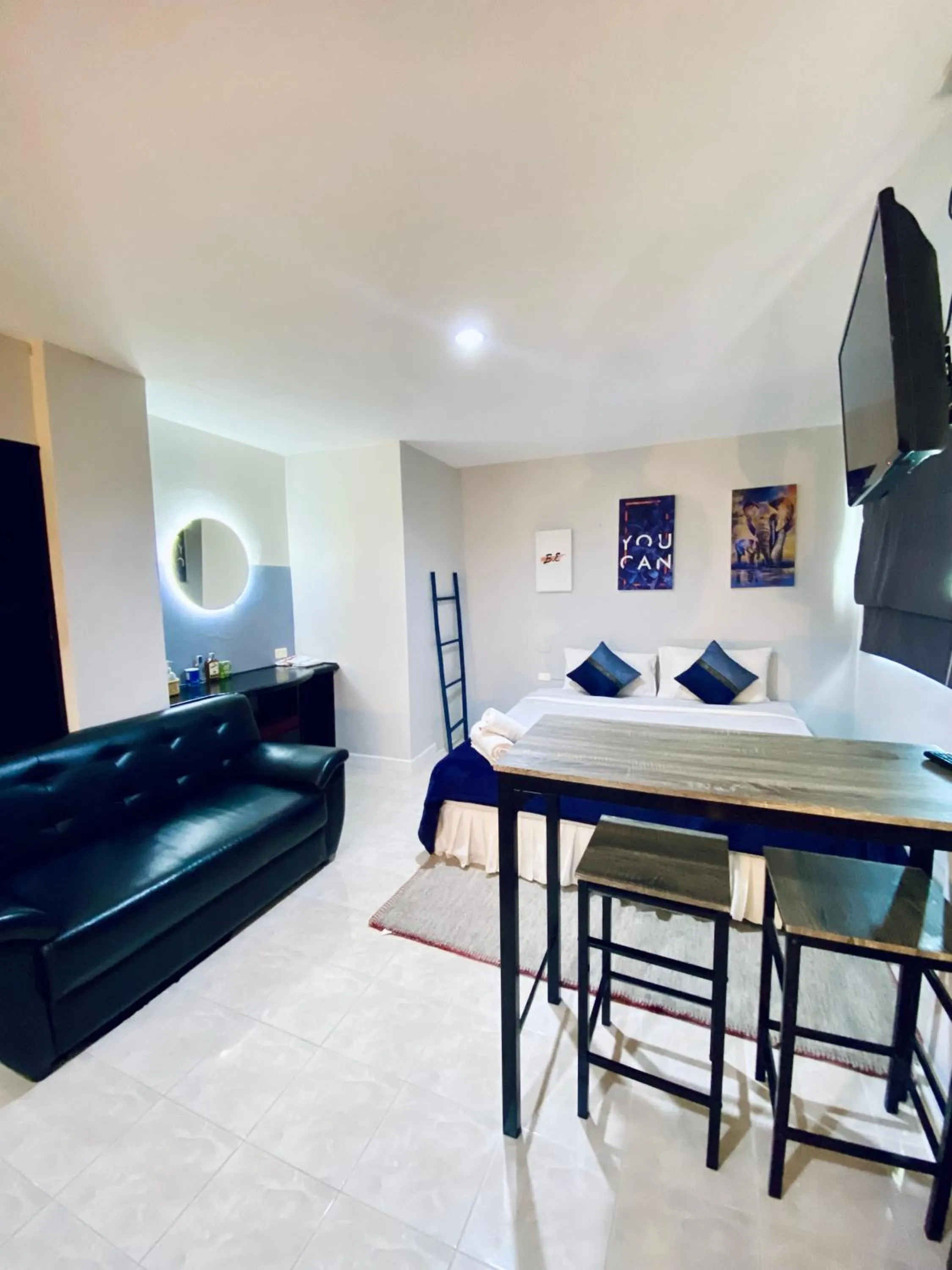 Communal lounge/ TV room in BH Baan Paradise Hotel Patong