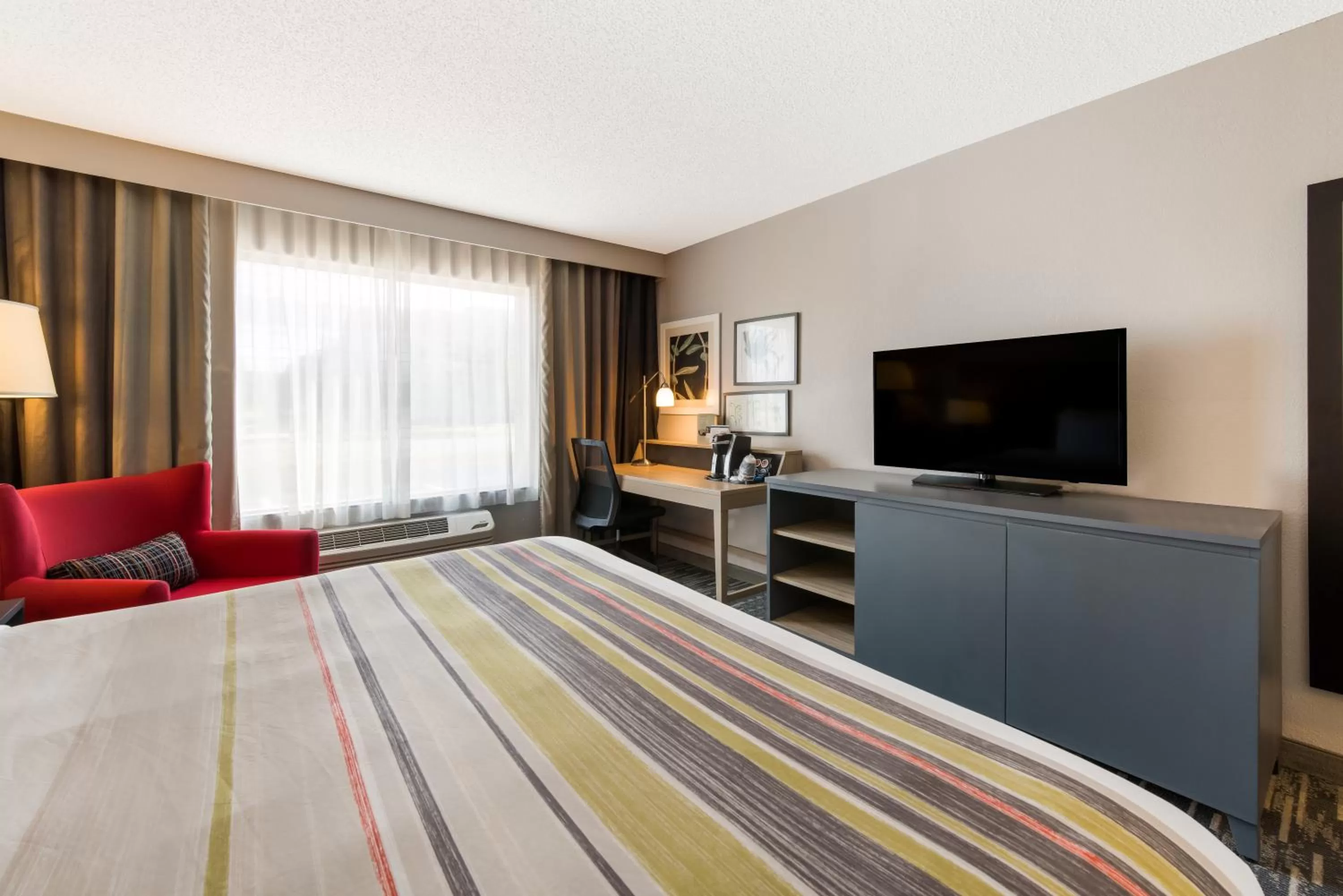 TV and multimedia, Bed in Country Inn & Suites by Radisson, Wichita East, KS
