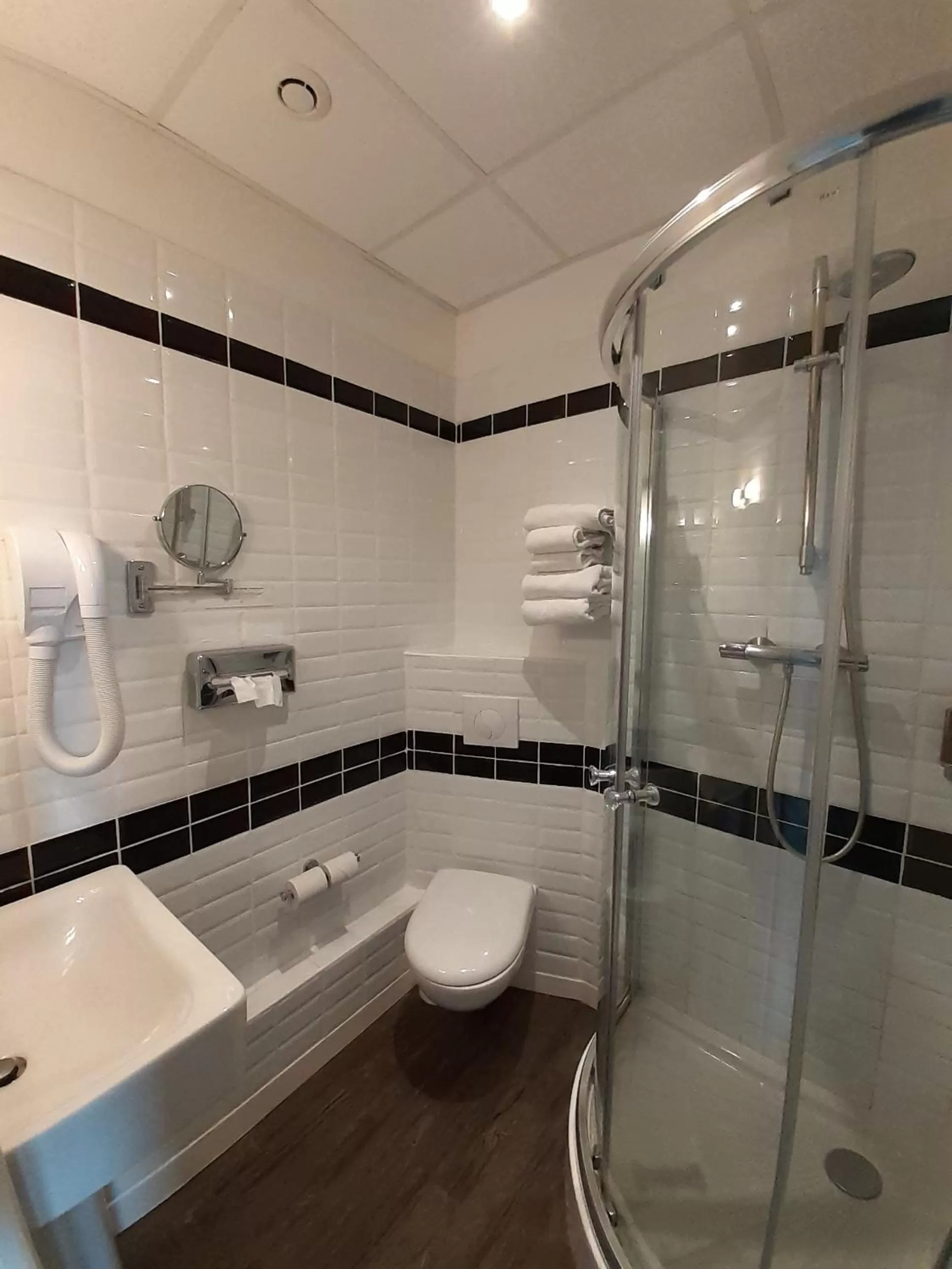 Bathroom in Logis Hotel - Le Charleston