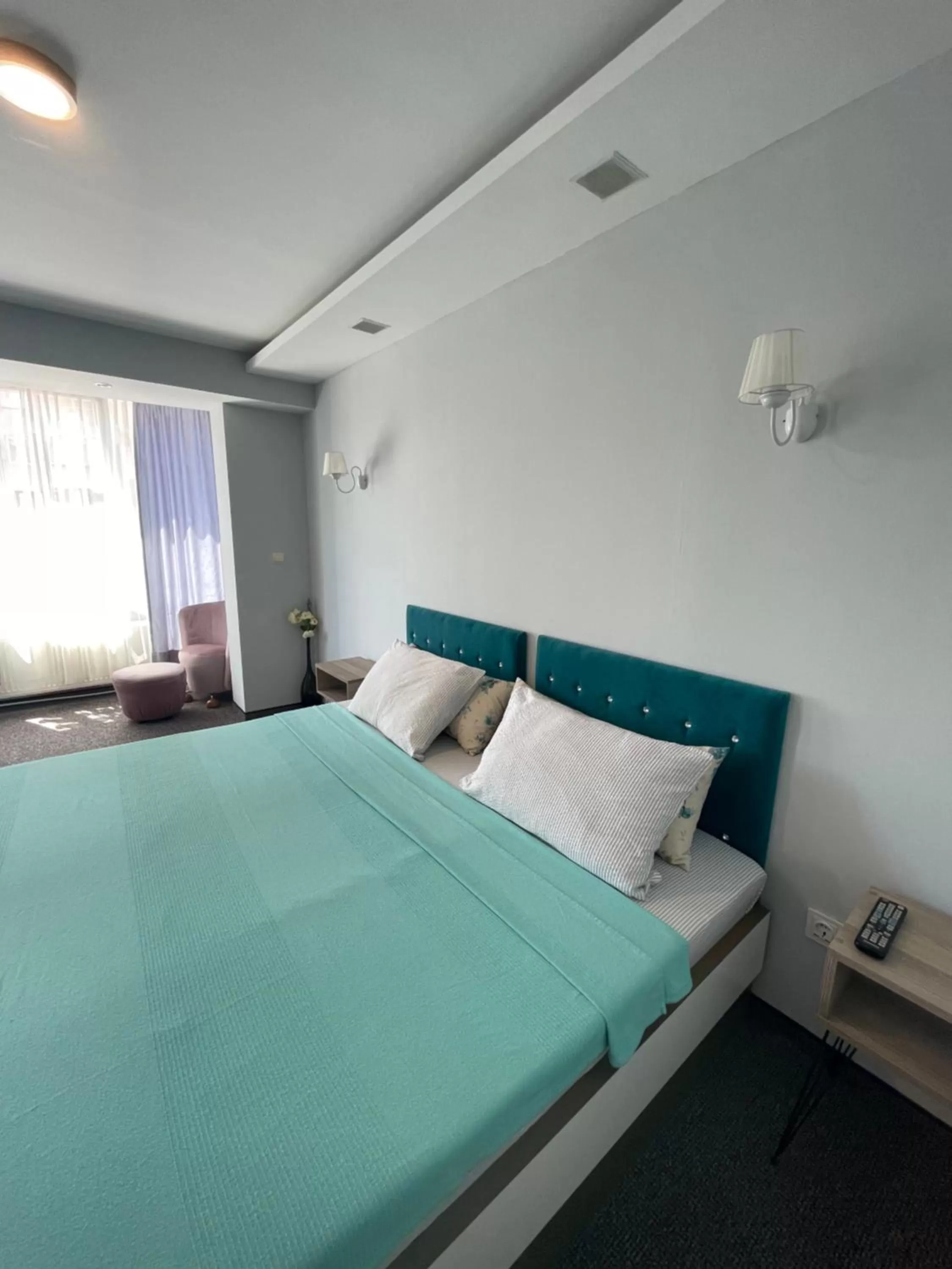 Bed in White Rose Family Guest House