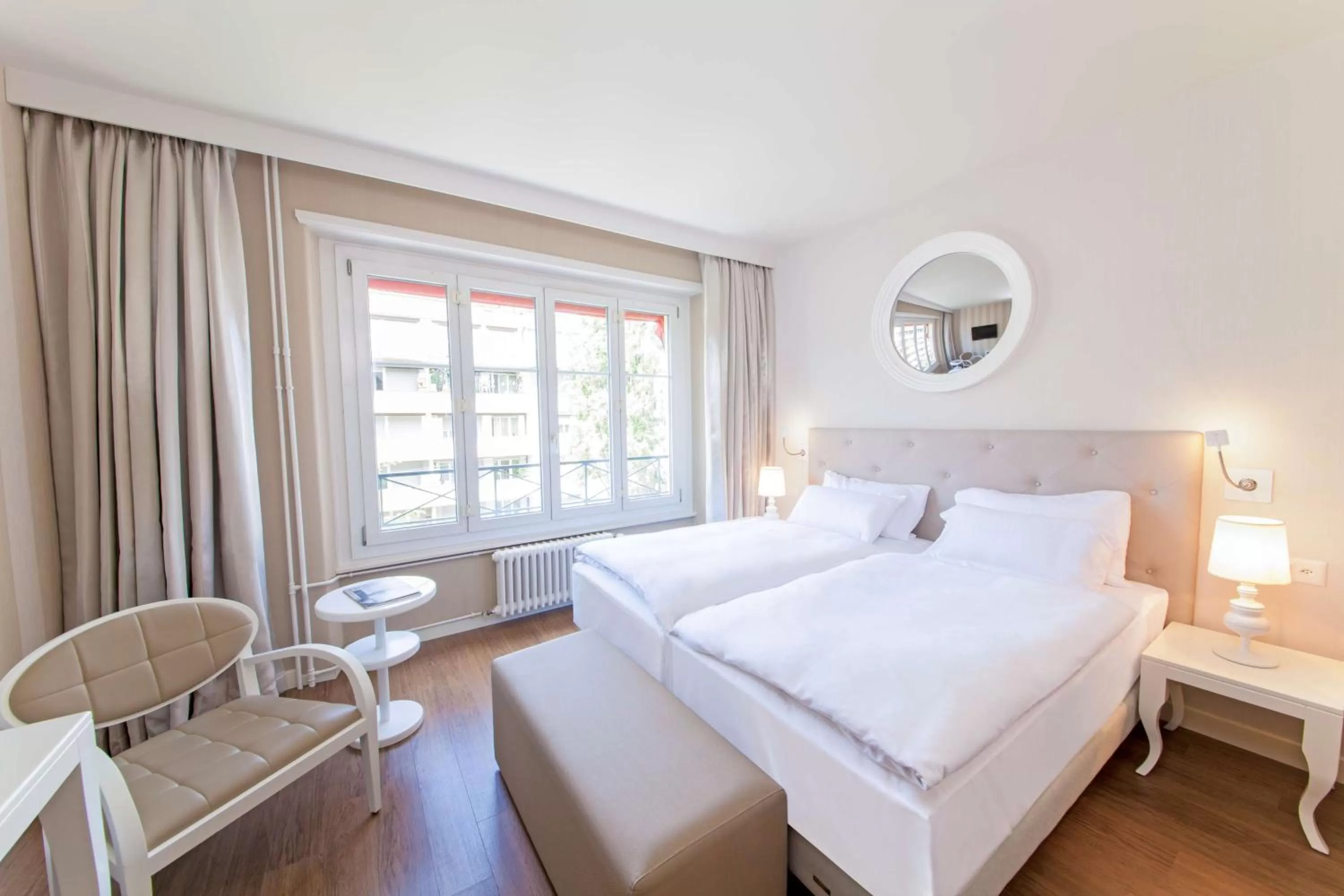 Photo of the whole room, Bed in Geneva by Fassbind