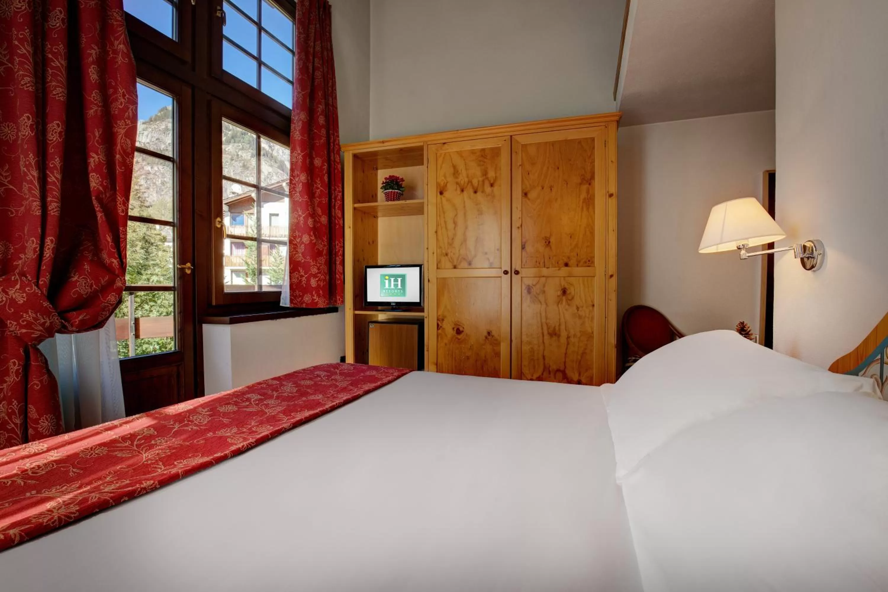 Bed in iH Hotels Courmayeur Mont Blanc