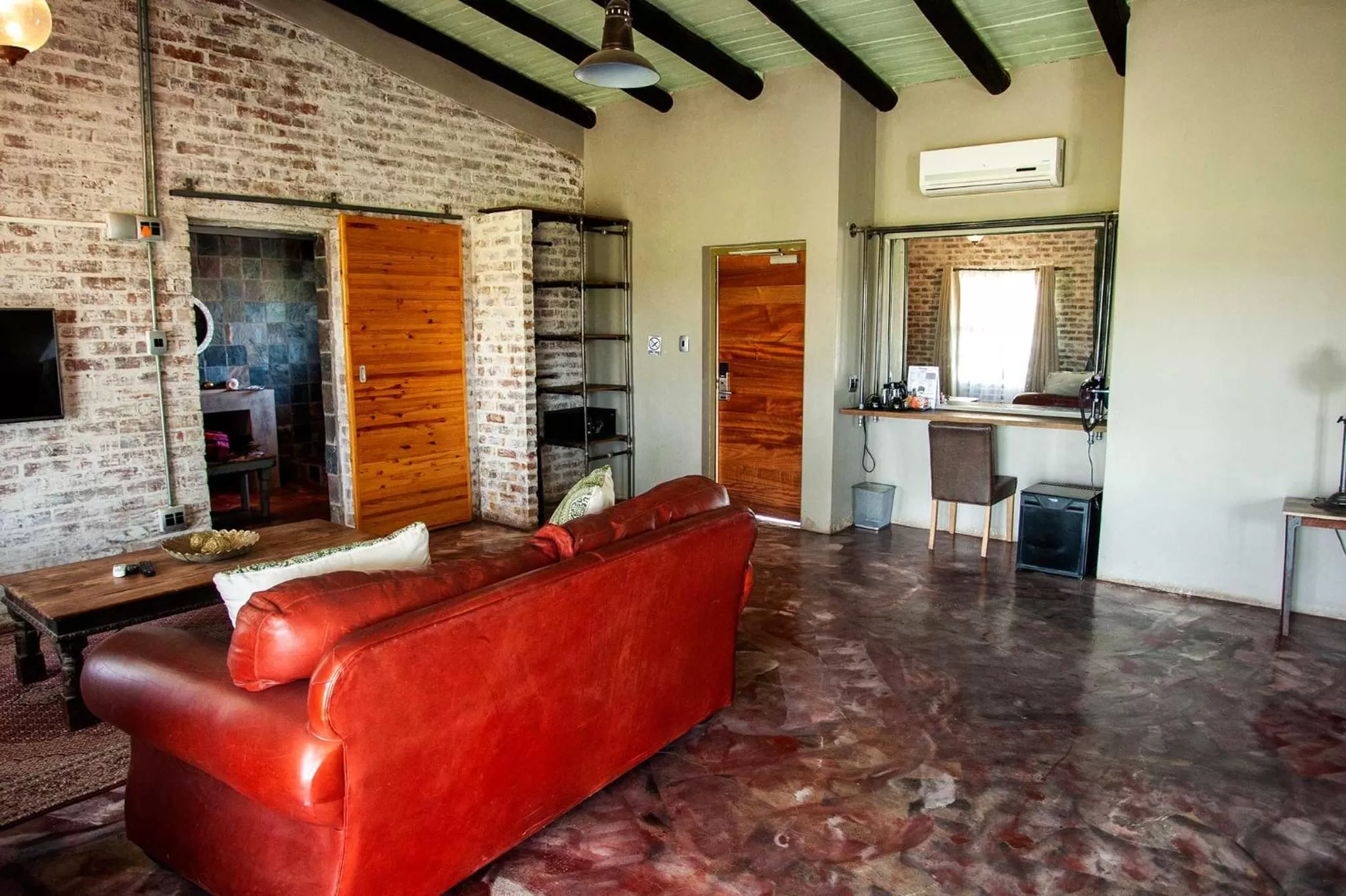 TV and multimedia, Seating Area in Rustique Boutique Hotel