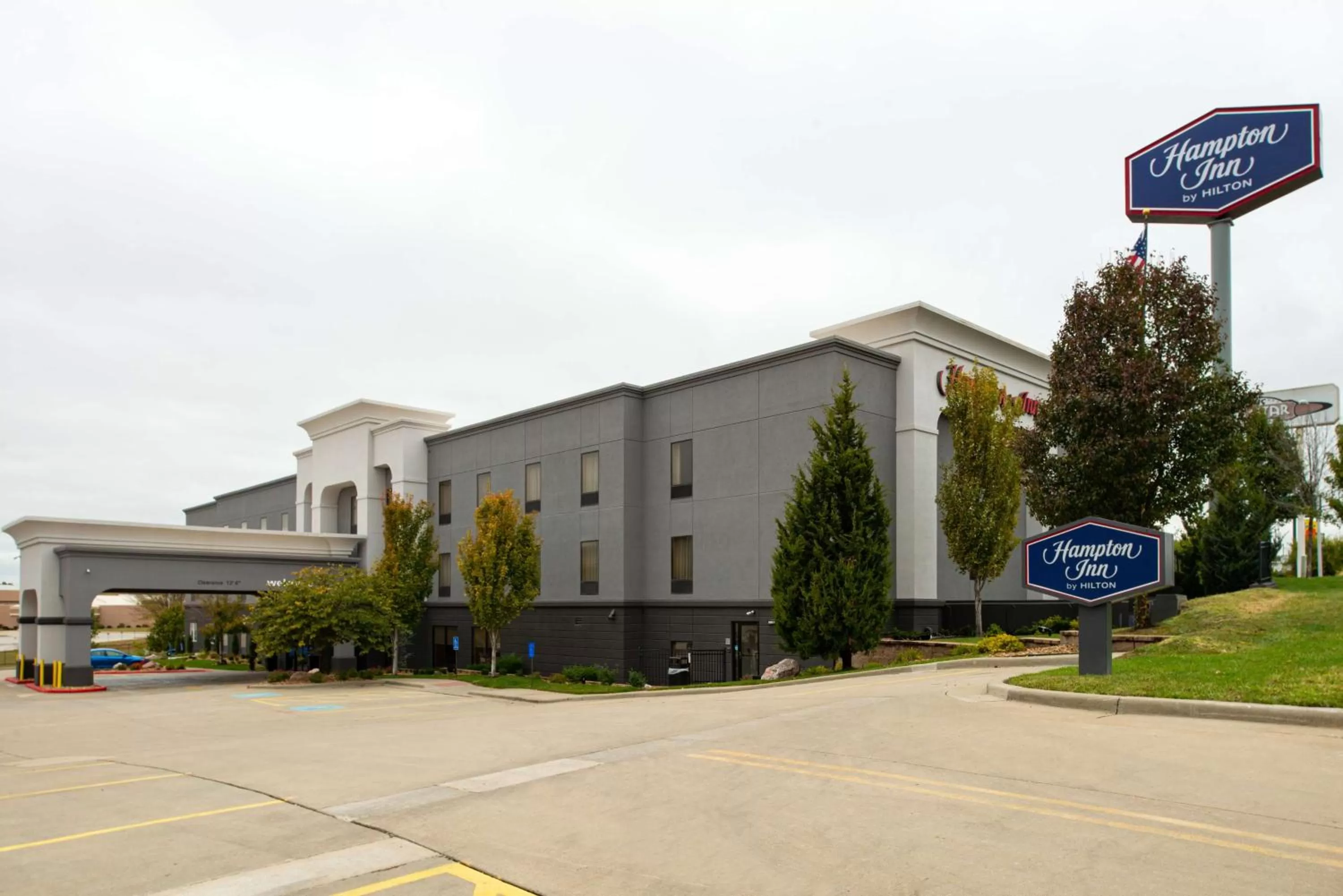 Property building in Hampton Inn Kansas City Northeast