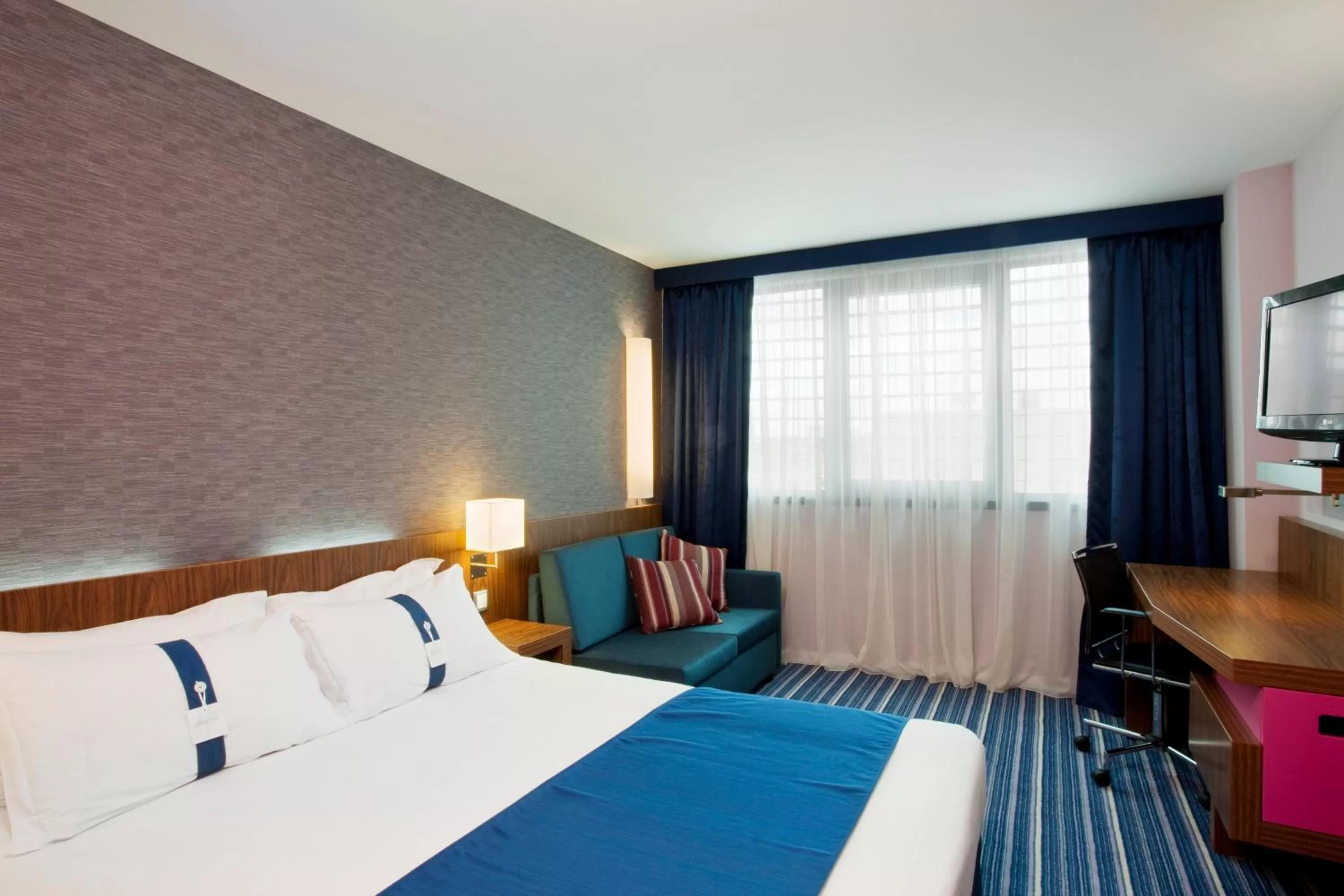 Photo of the whole room, Bed in Holiday Inn Express Lisbon Alfragide by IHG