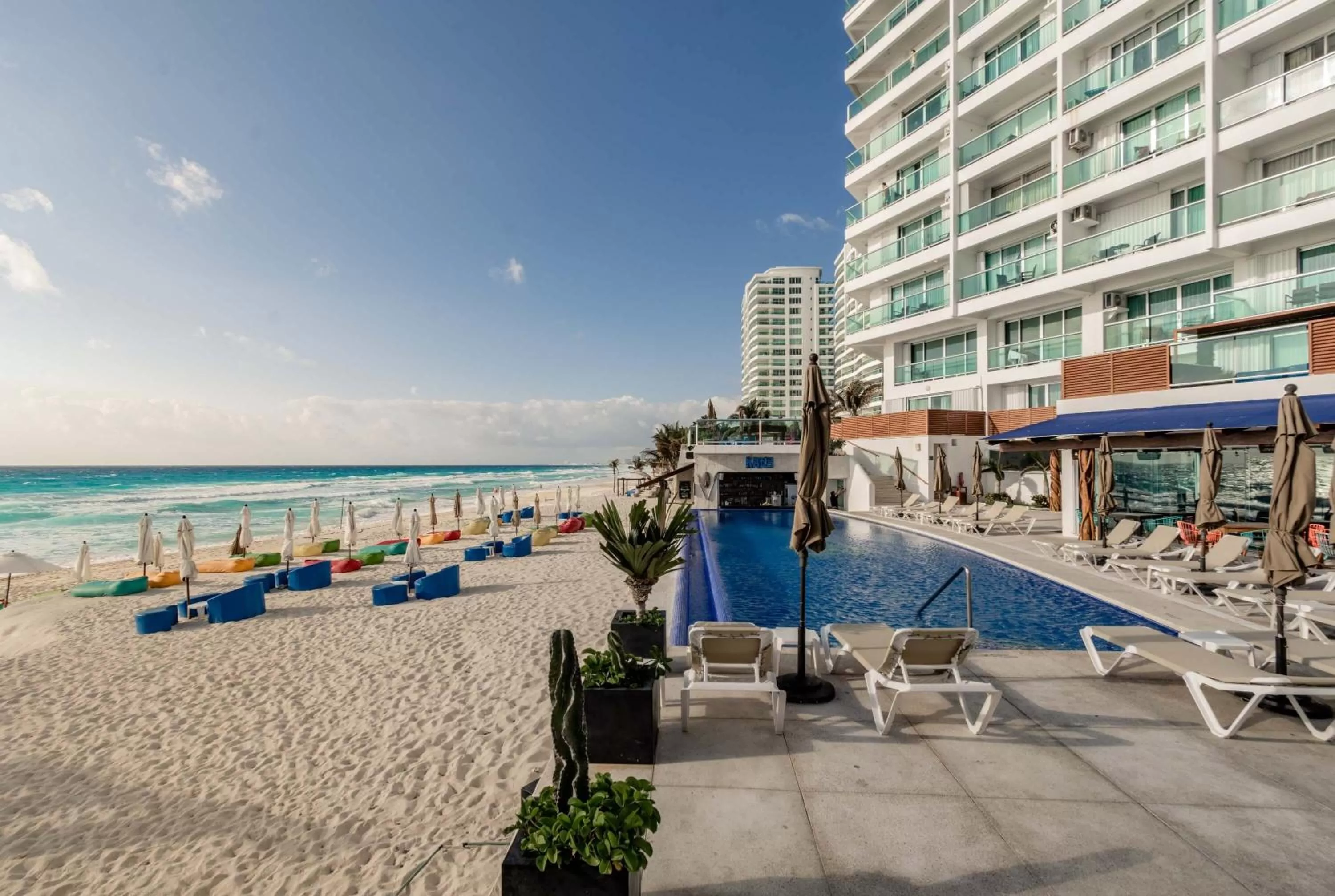 Swimming pool in Ocean Dream Cancun by GuruHotel