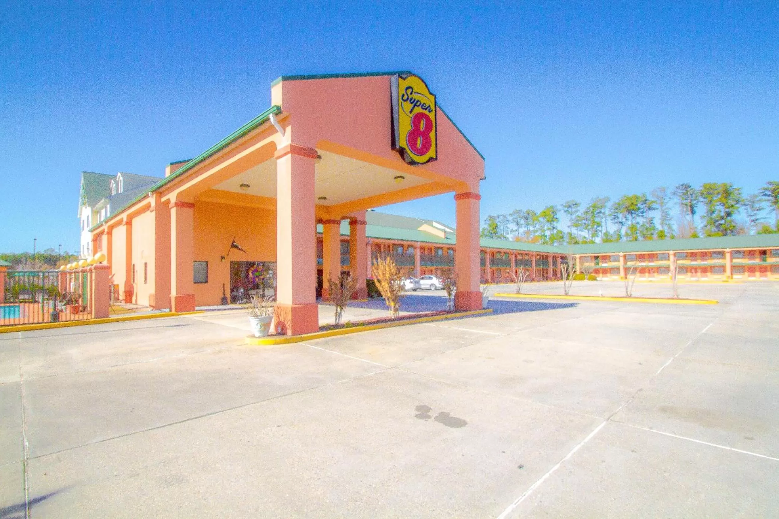 Facade/entrance in Super 8 by Wyndham Covington