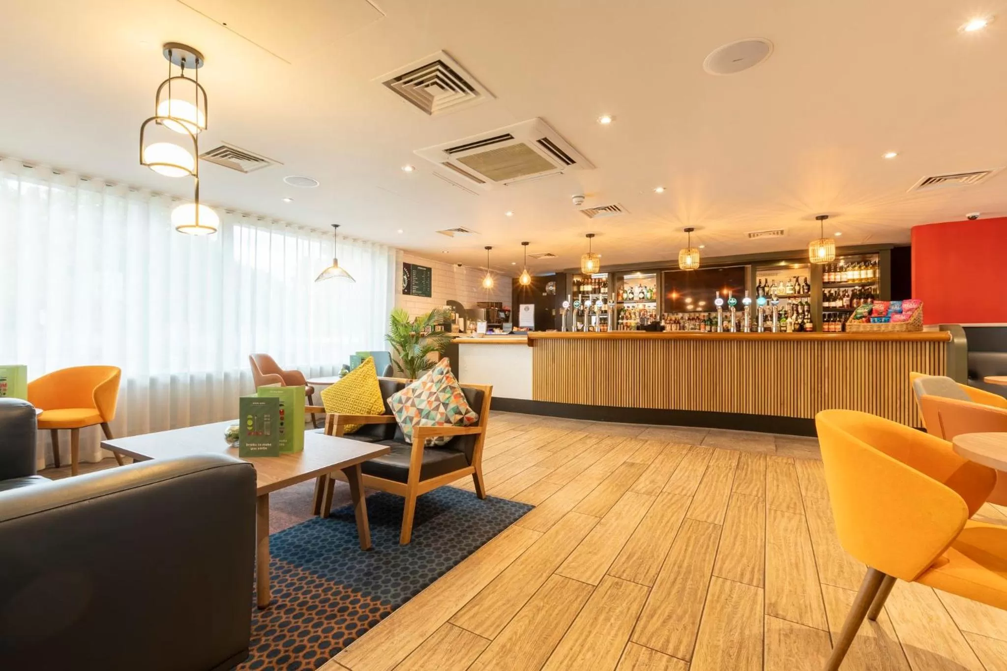 Lounge or bar in Holiday Inn Cardiff City Centre by IHG