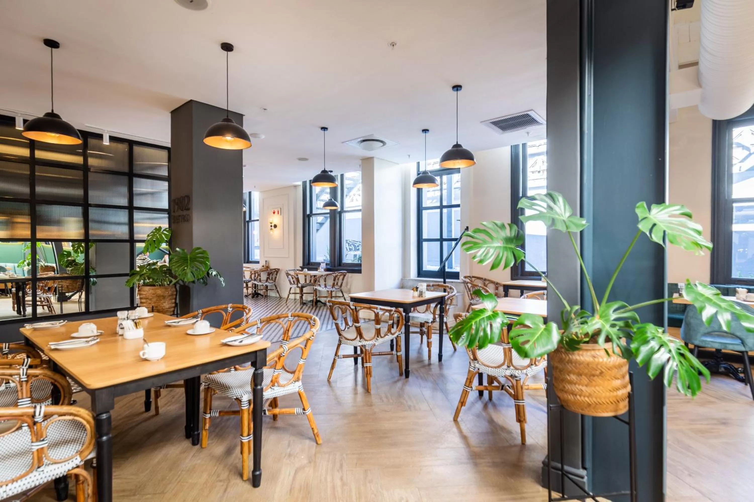 Restaurant/places to eat in Old Bank Hotel - Lion Roars Hotels & Lodges