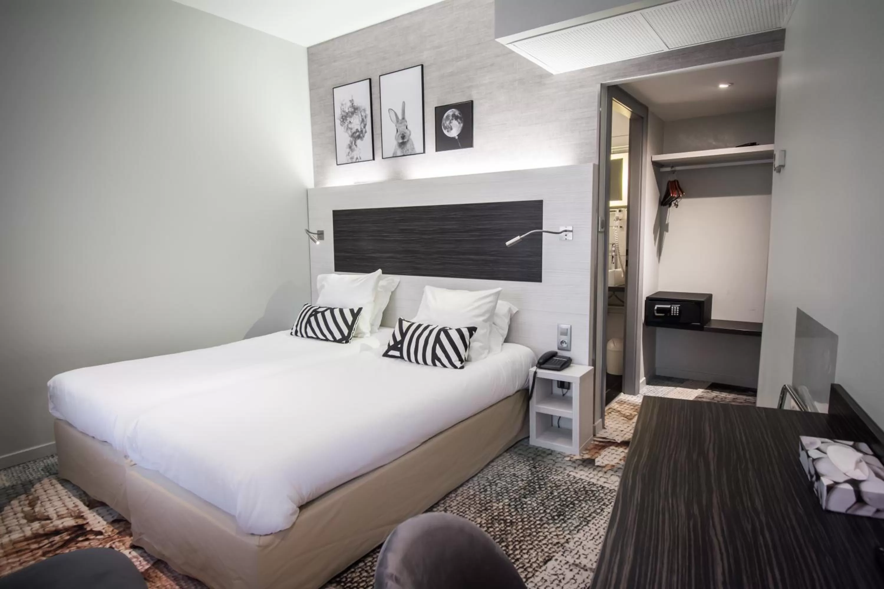 Bedroom, Bed in Hôtel Couvent du Franciscain Centre ville