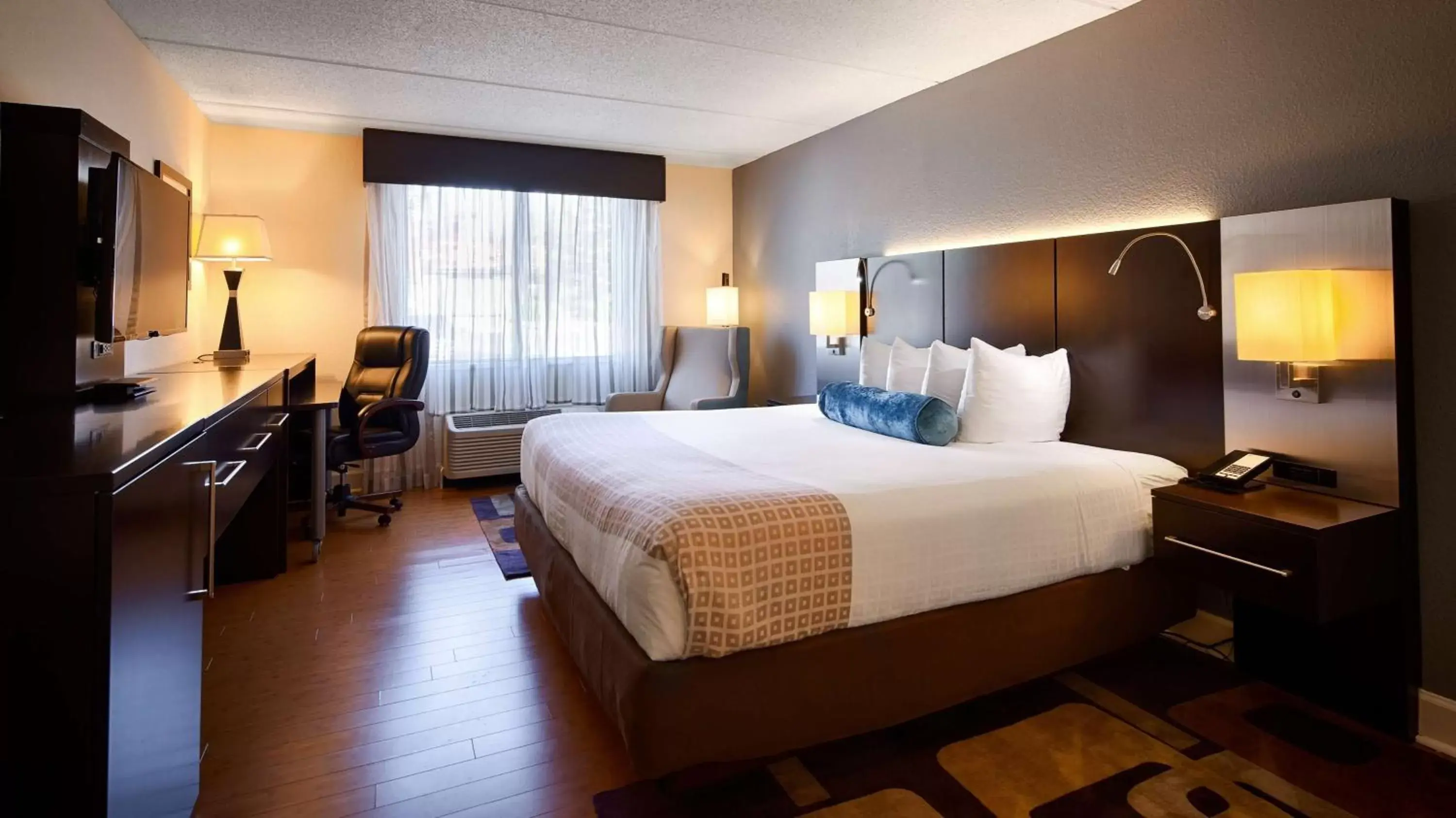 King Room with Roll-in Shower - Disability Access/Non-Smoking in Best Western Plus Roswell/Alpharetta King Room with Roll-in Shower - Disability Access/Non-Smoking in Best Western Plus Roswell/Alpharetta