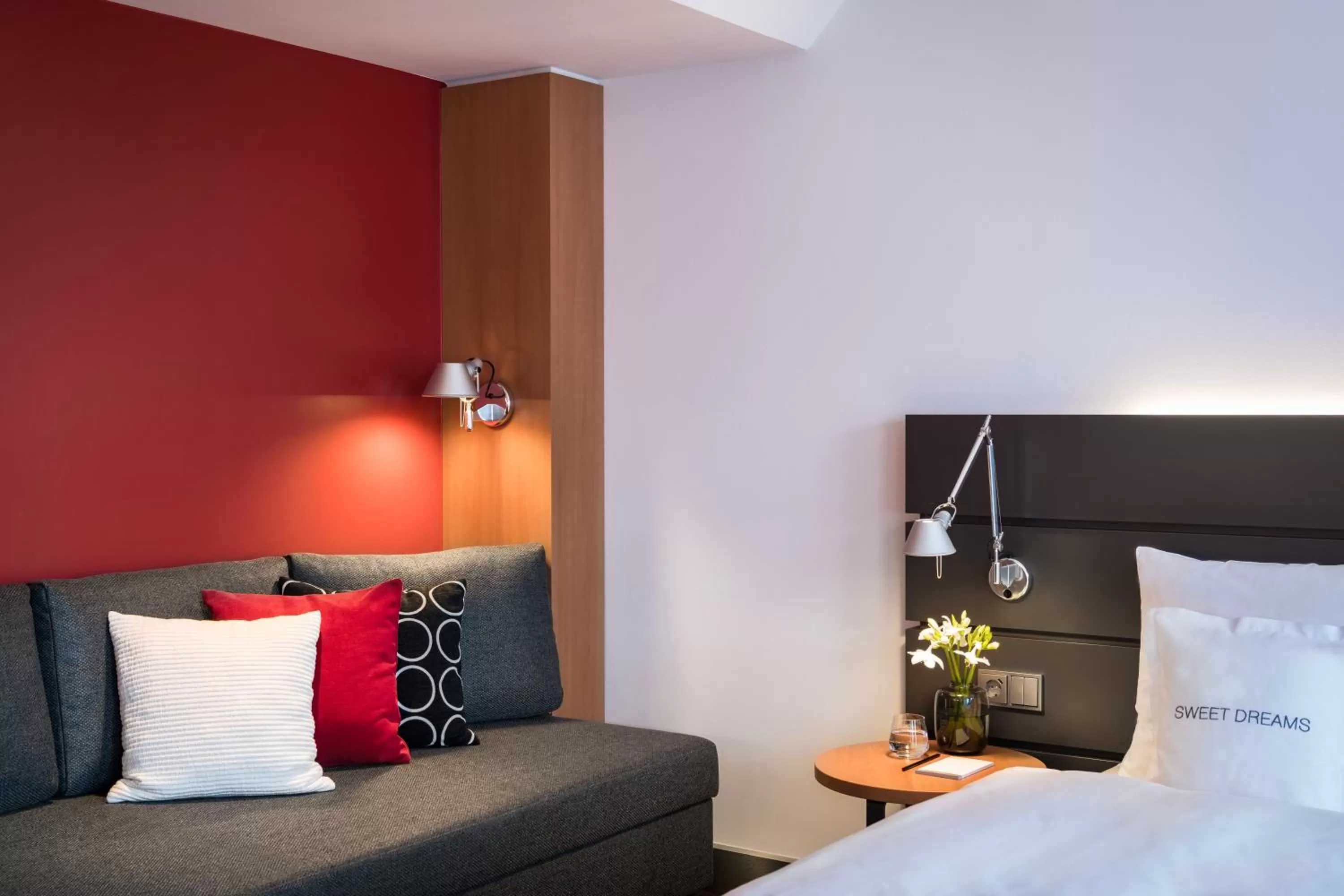 Bed in THE MADISON Hotel Hamburg