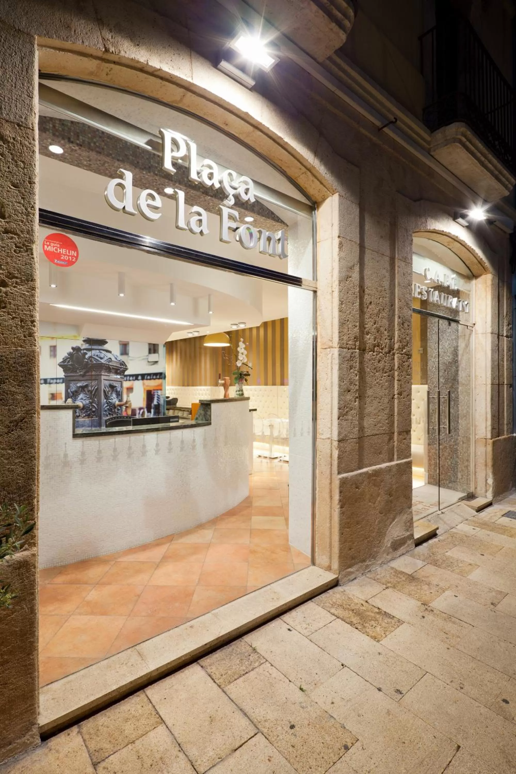 Facade/entrance in Plaça De La Font