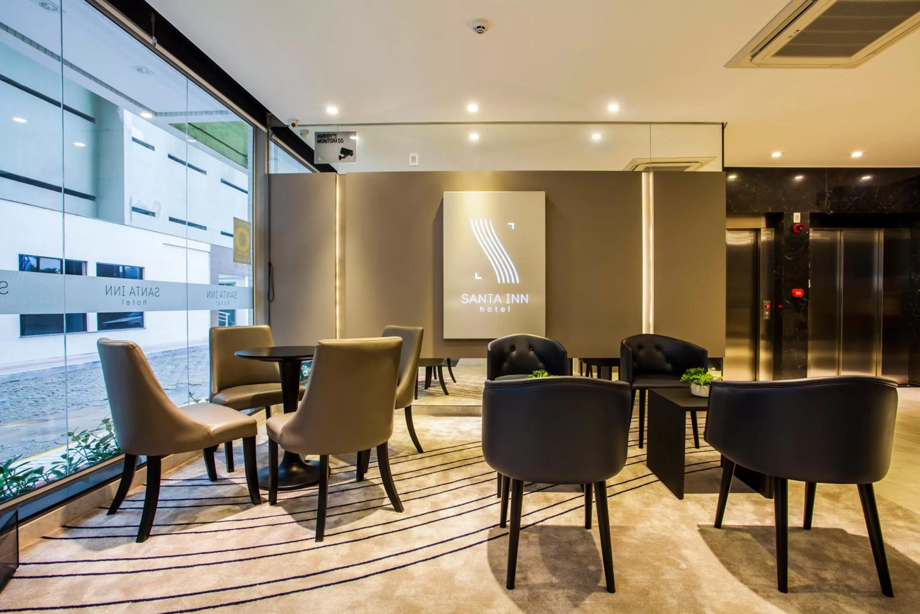 Lobby or reception in Santa Inn Hotel