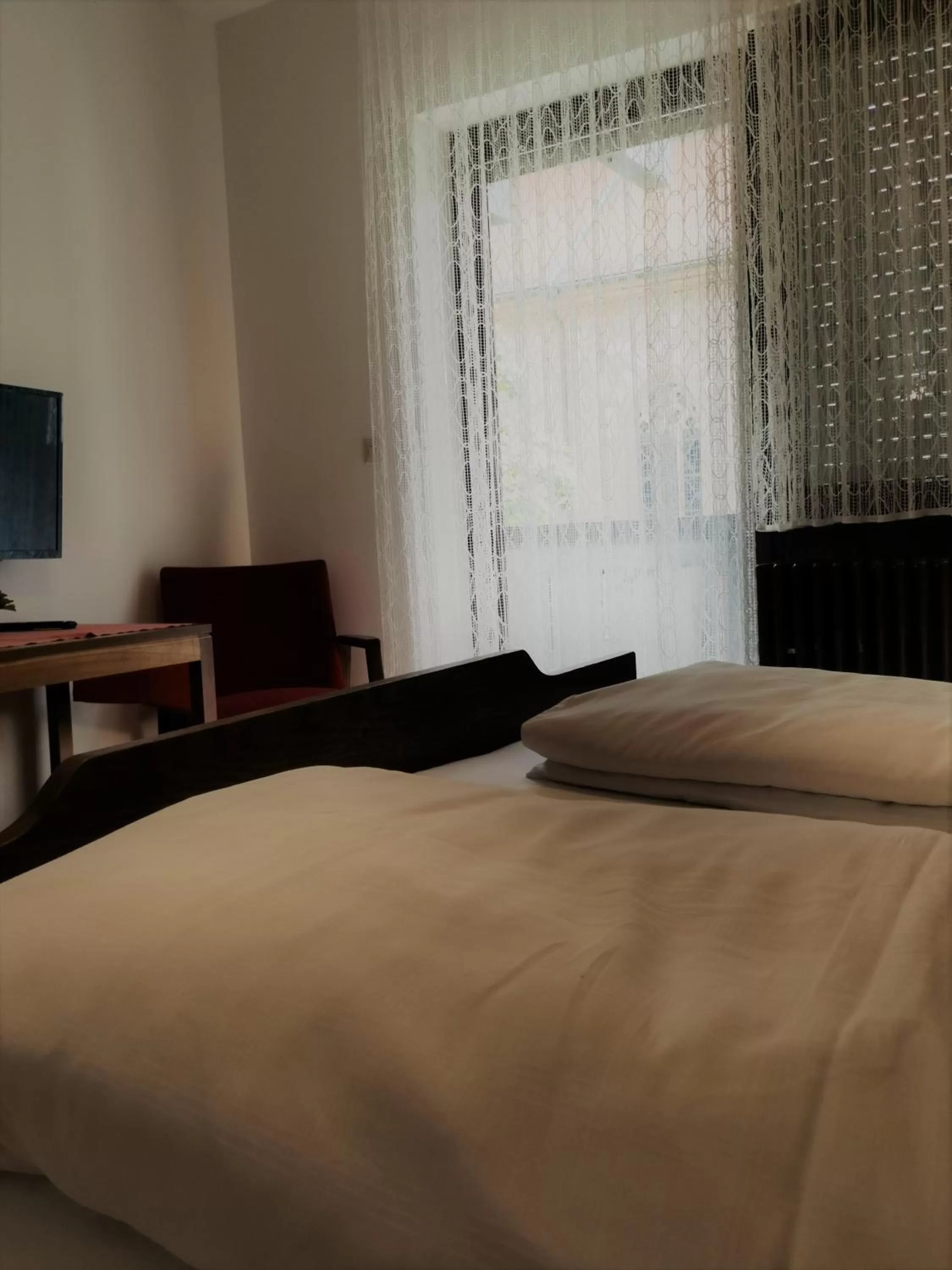 Bed in Hotel Grüner Baum - Melissone Italian Restaurant