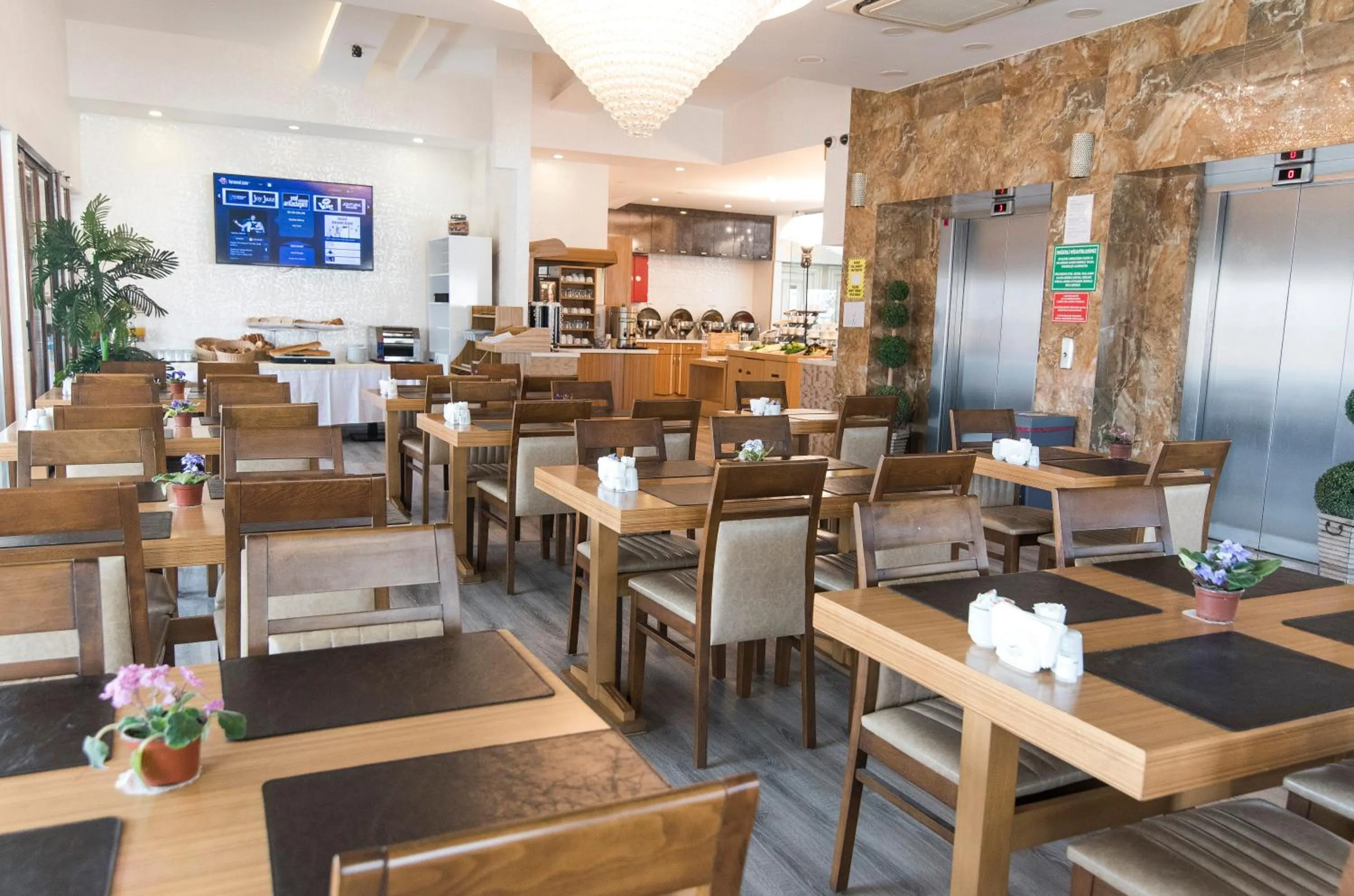 Restaurant/places to eat in MidMar Deluxe Hotel