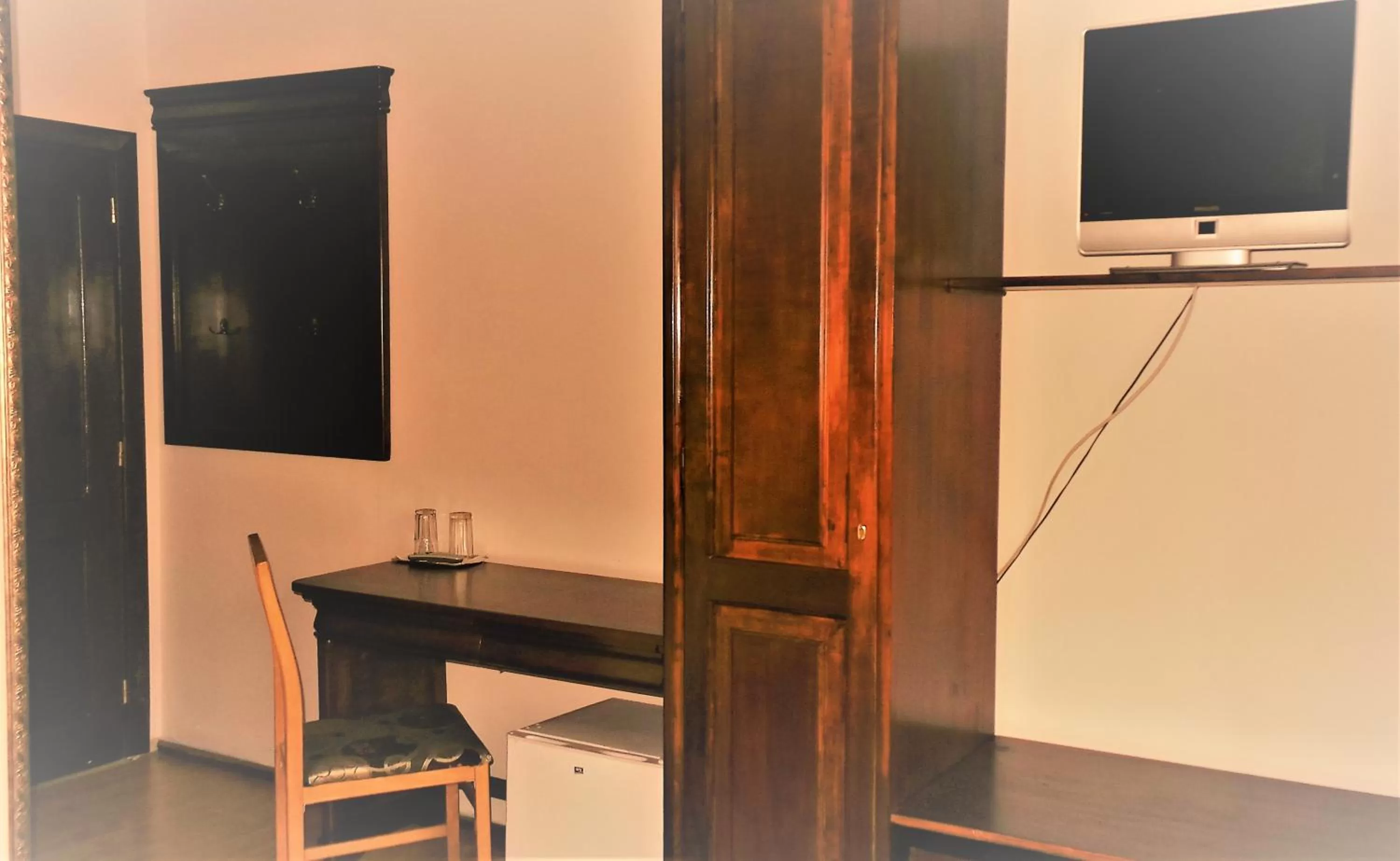 TV and multimedia, TV/Entertainment Center in Hotel Sonne