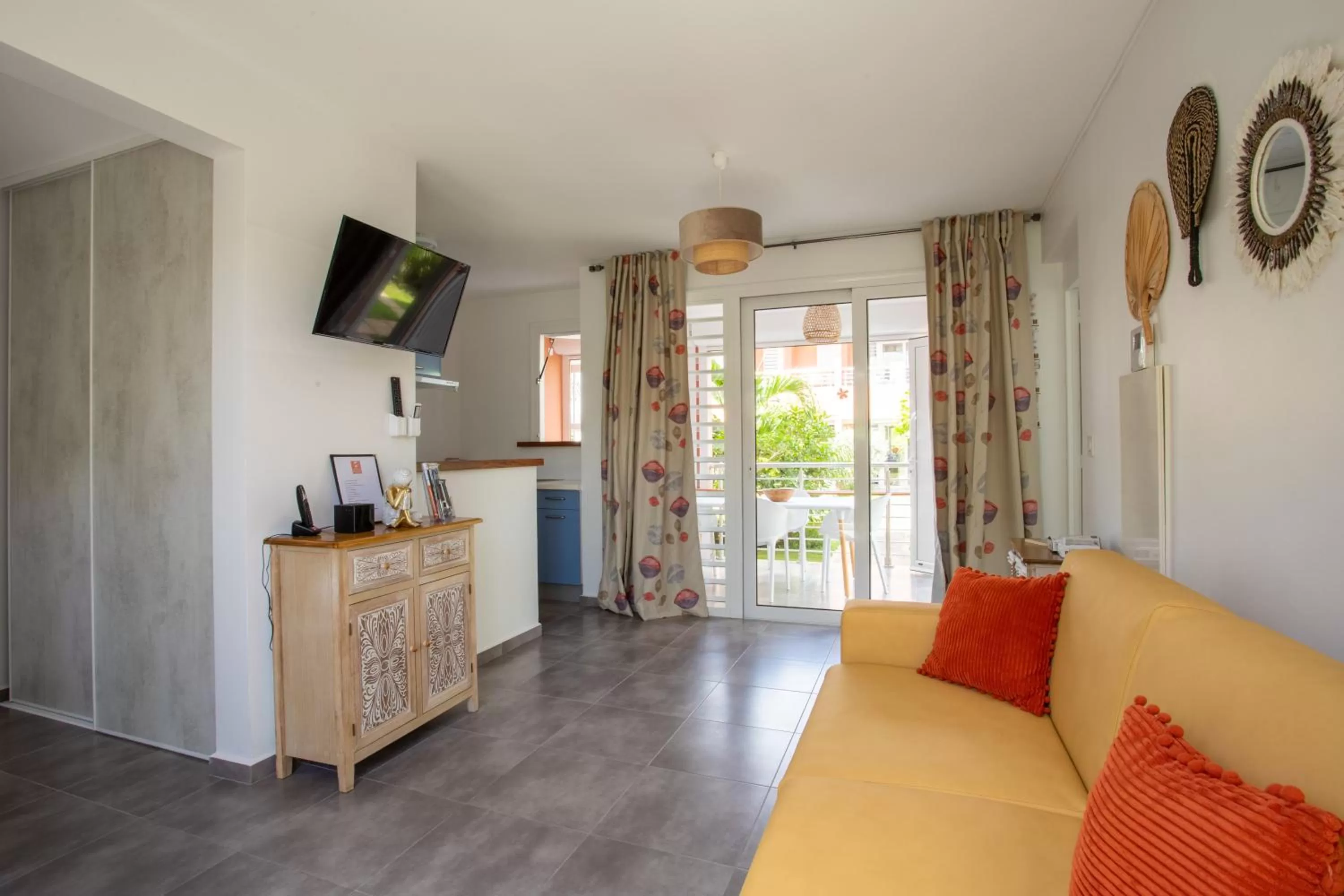 TV and multimedia in Hôtel Guadeloupe Palm Suites