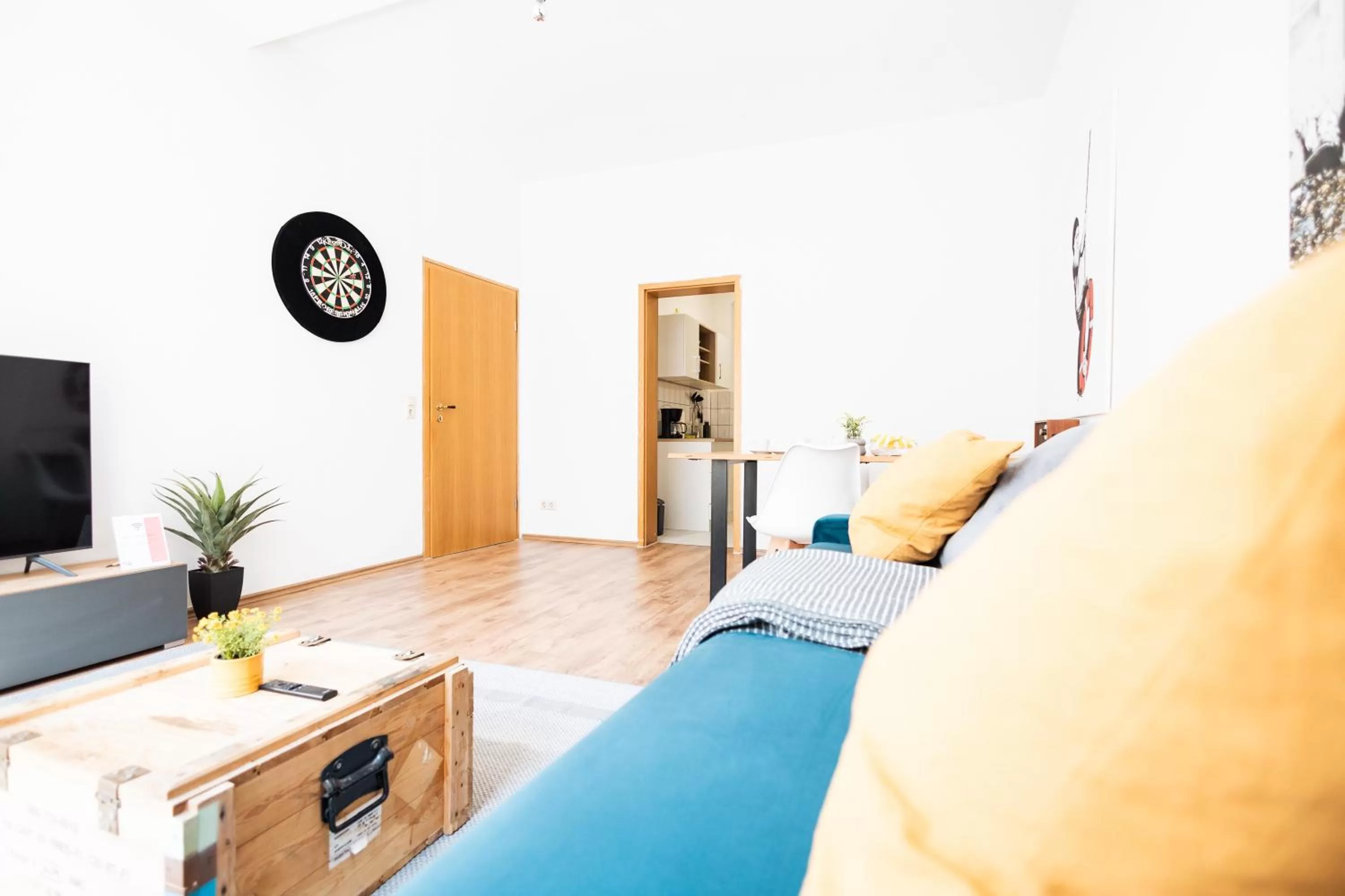 Living room, Seating Area in Ko-Living Space an der Oper - Street Art Design Apartments