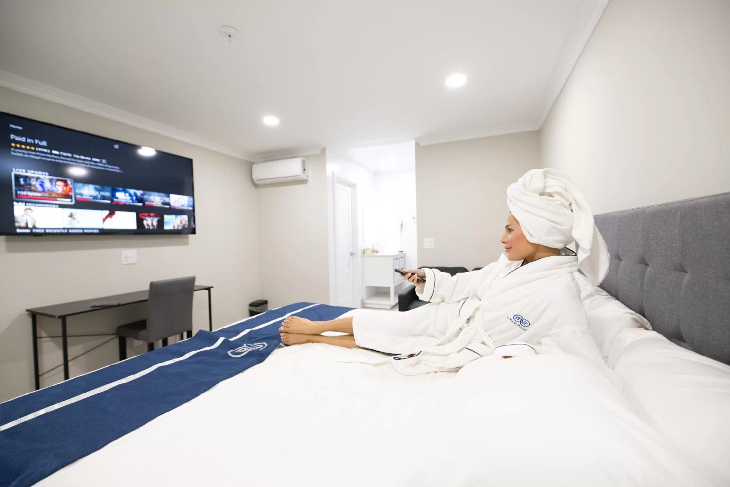 Photo of the whole room, Bed in Omeo Suites