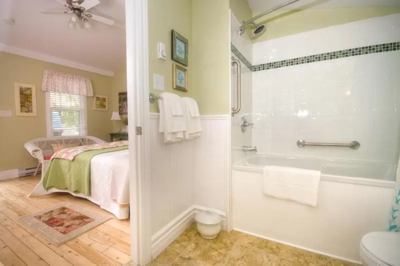 Toilet, Bed in Telegraph House Motel