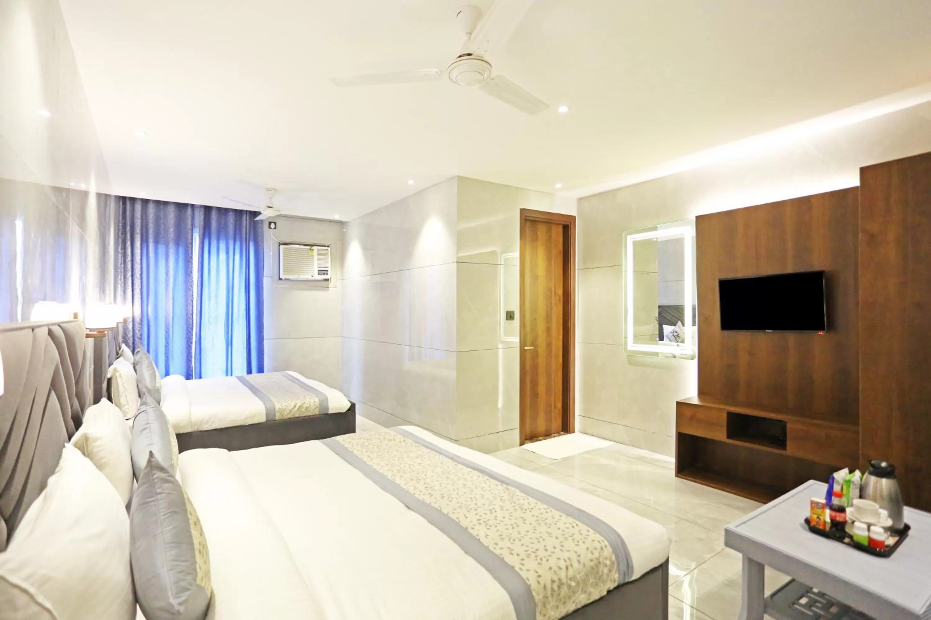 Bed, TV/Entertainment Center in Frankstay By Hotel Preet in 05 mints walking Distance Nizamuddin Railway Station