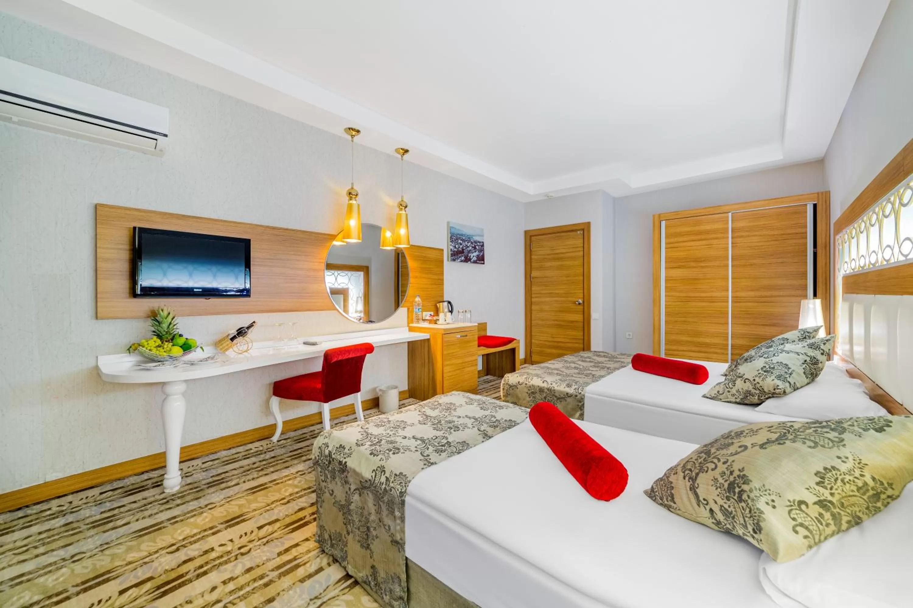 Family Room (4 Adults) in Justiniano Deluxe Resort